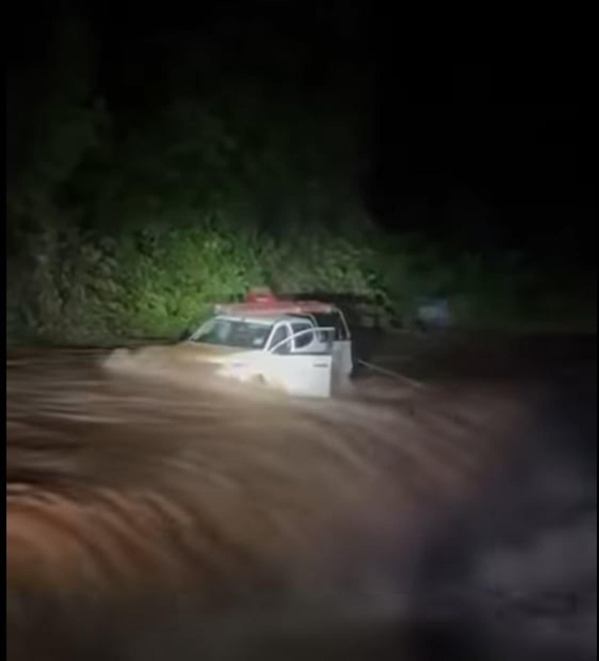 沙巴电力公司职员开车涉水而过遇洪水暴涨，汽车被困，其中2人成功逃脱，1人被洪水冲走。