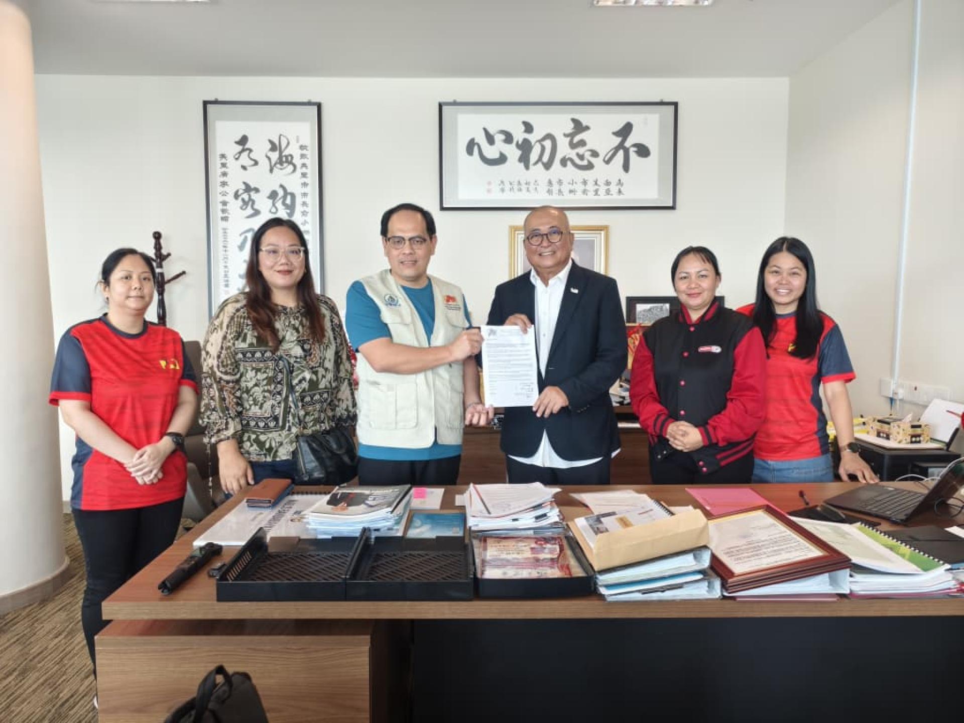 筹备会主席杨万勇（左3）移交邀请函予市长俞小珊出席活动担任主宾。