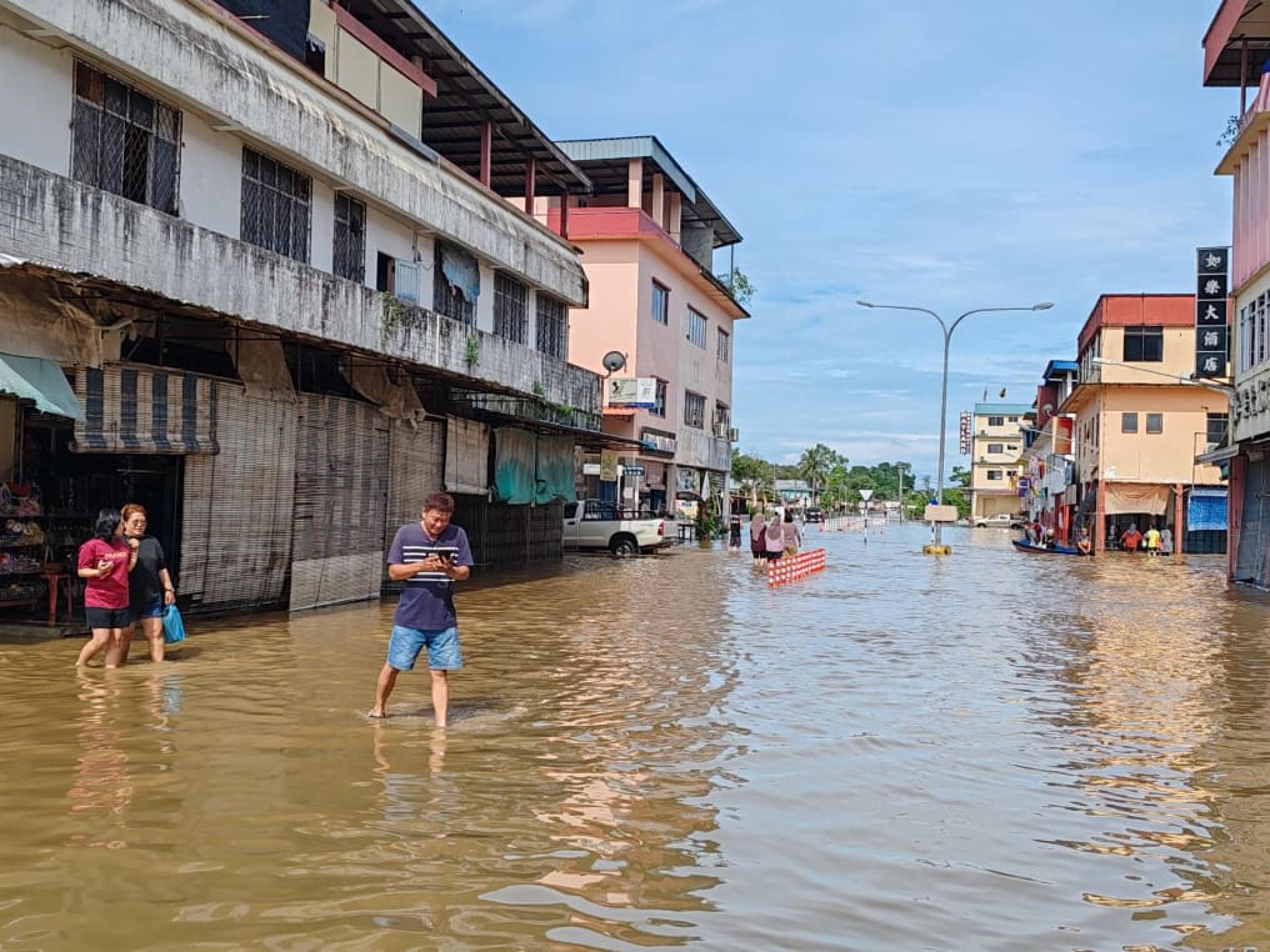 自上周以来连场大雨导致巴南河水泛滥，马鲁帝镇多处地方淹水。