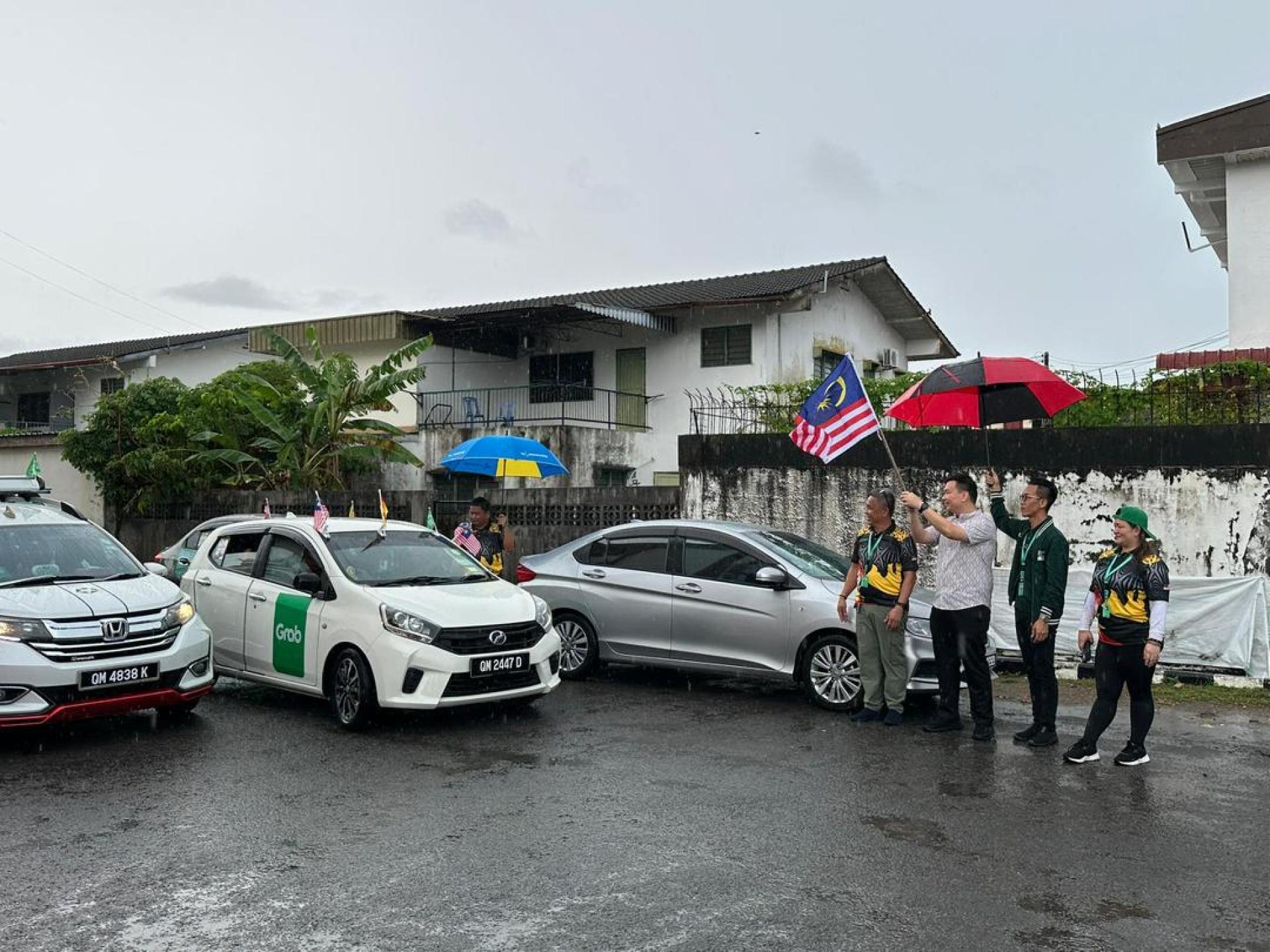 配合916马来西亚日庆典，Grab车队于本月15日在美里国会选区服务中心举行挥旗礼启程仪式，由美里区国会议员赵俊文主持开幕。