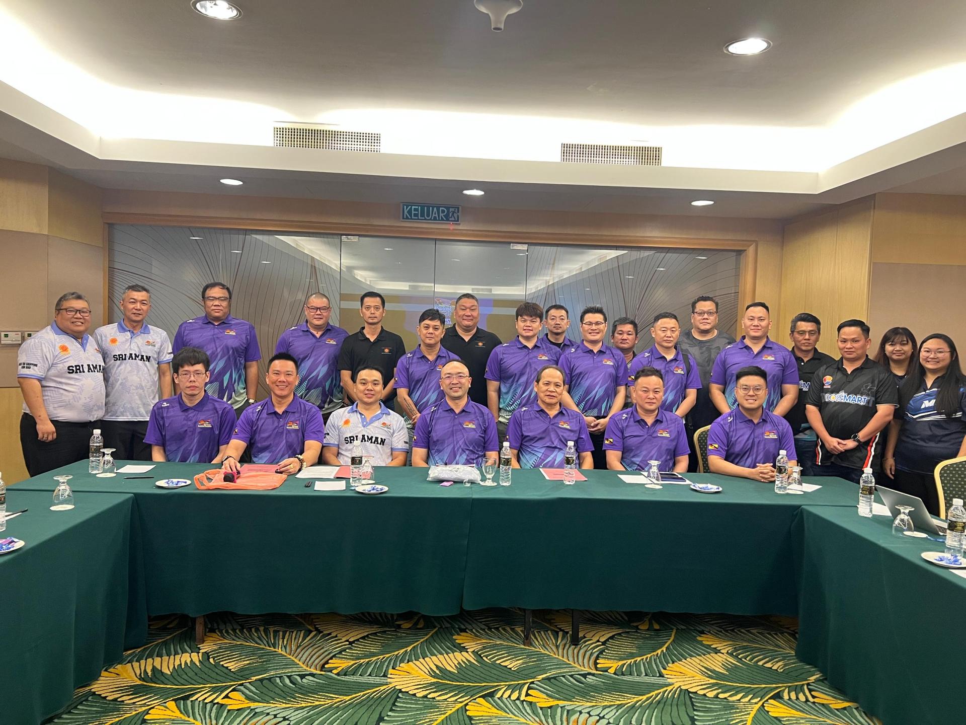 砂拉越篮球总会于昨早召开常年会员大会。坐者左起为砂篮总副财政林鸿昆、秘书长胡贵祥、第一副会长陈廷龙、主席郑国栋、署理会长刘忠强、第一副主席文朝龙及宣传主任陈振杰。