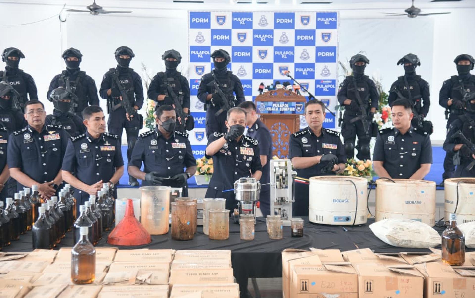 警方上周瓦解本地炼毒与贩毒集团，搜到炼毒工具，与近6亿令吉的“爱它死”迷幻药。