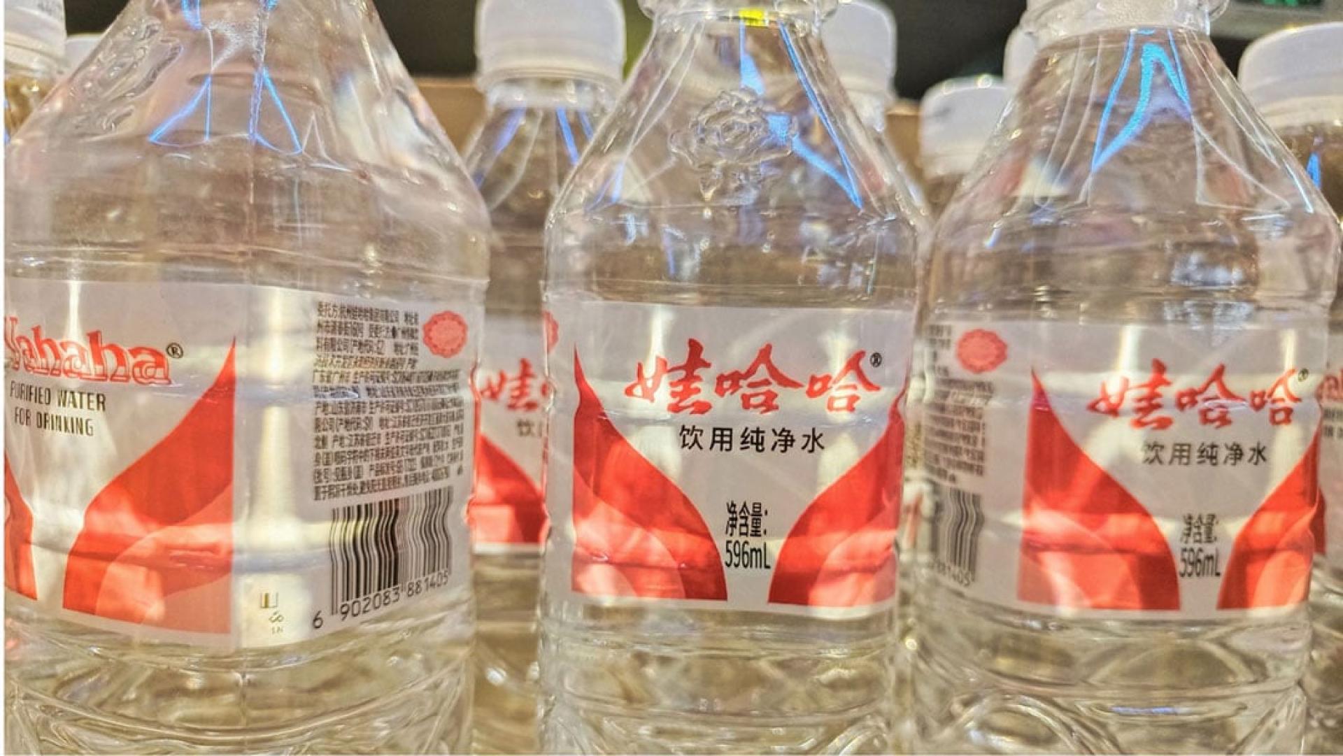 娃哈哈的瓶装饮用水。