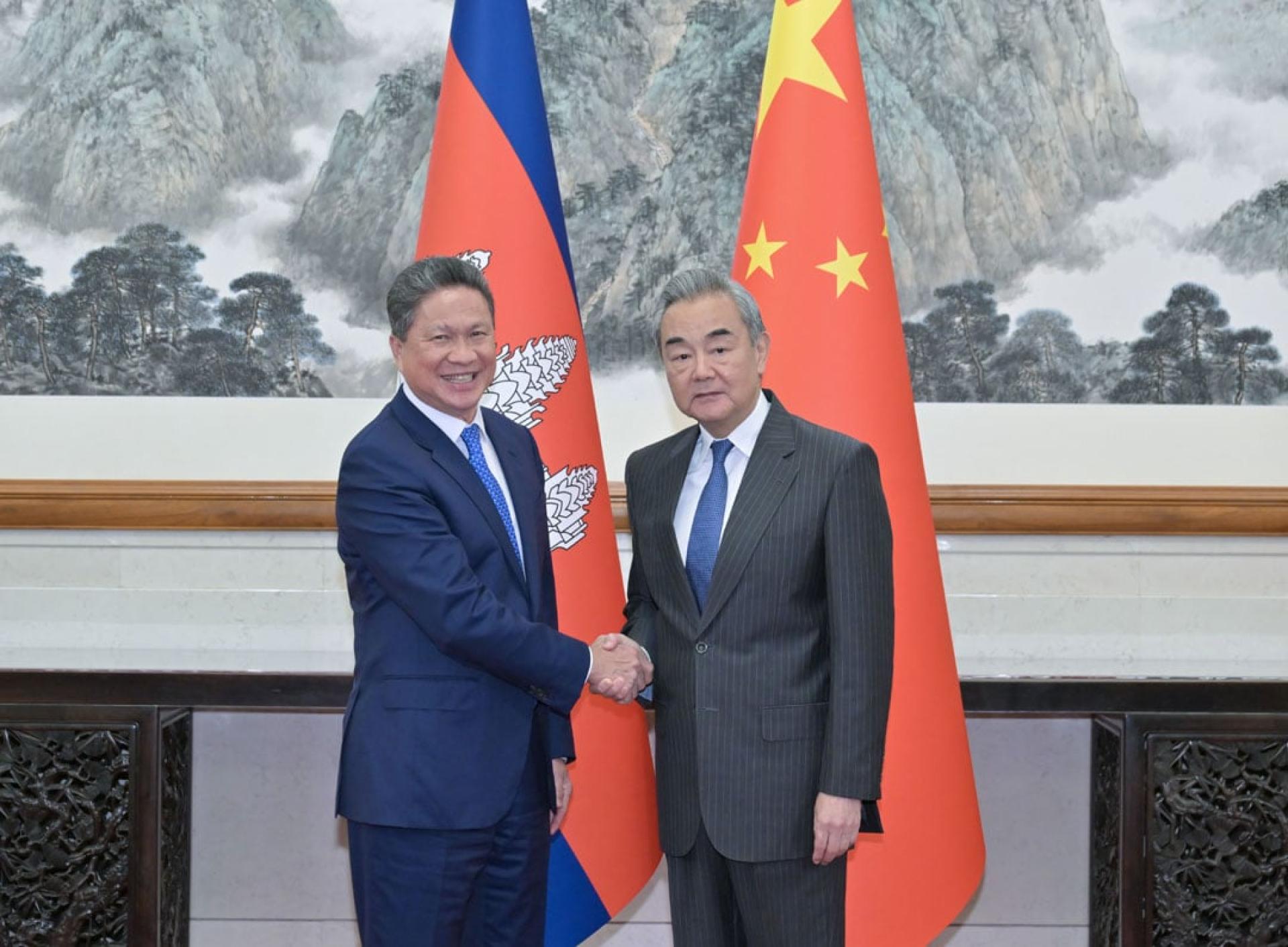 中国外交部长王毅（右）16日在北京会见柬埔寨副首相孙占托（左）。（图：新华社）