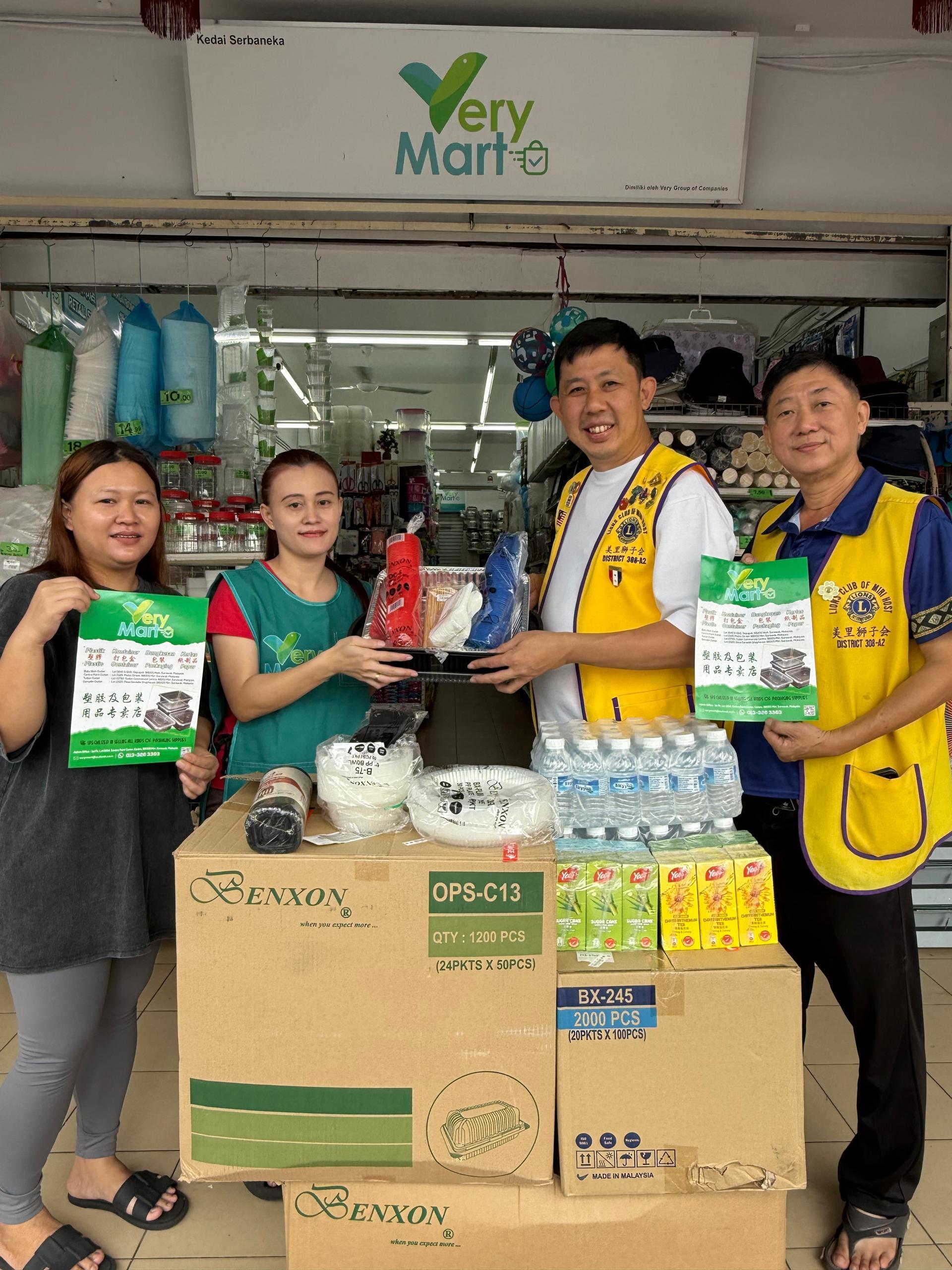 Very Mart 市区先得坊商业中心分店的主管 Cecilia Rositi （左二）移交赞助的物品给美里狮子会会长兼活动筹备会主席林建达时摄。
