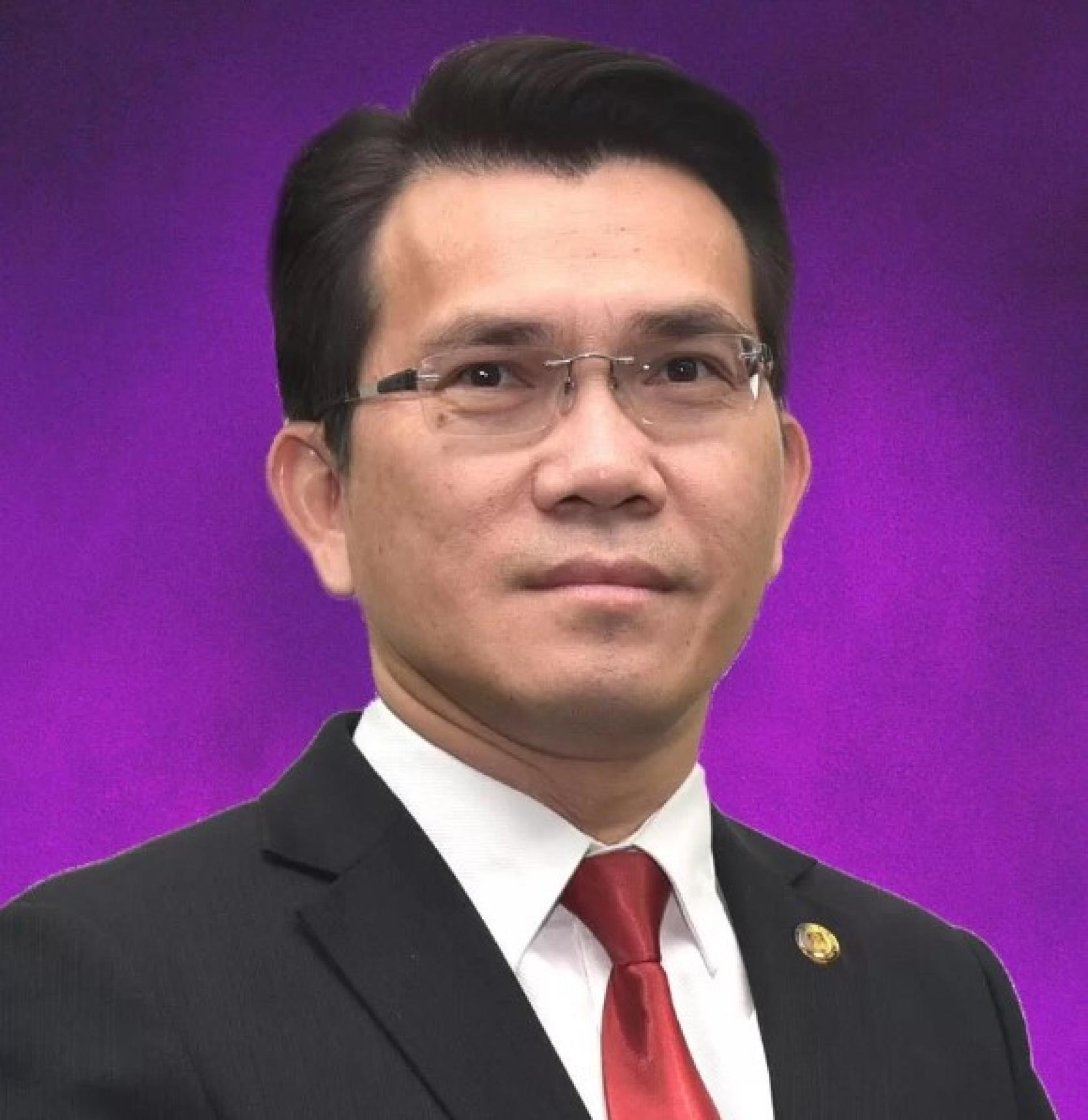 菲尔道斯阿都拉教授博士。