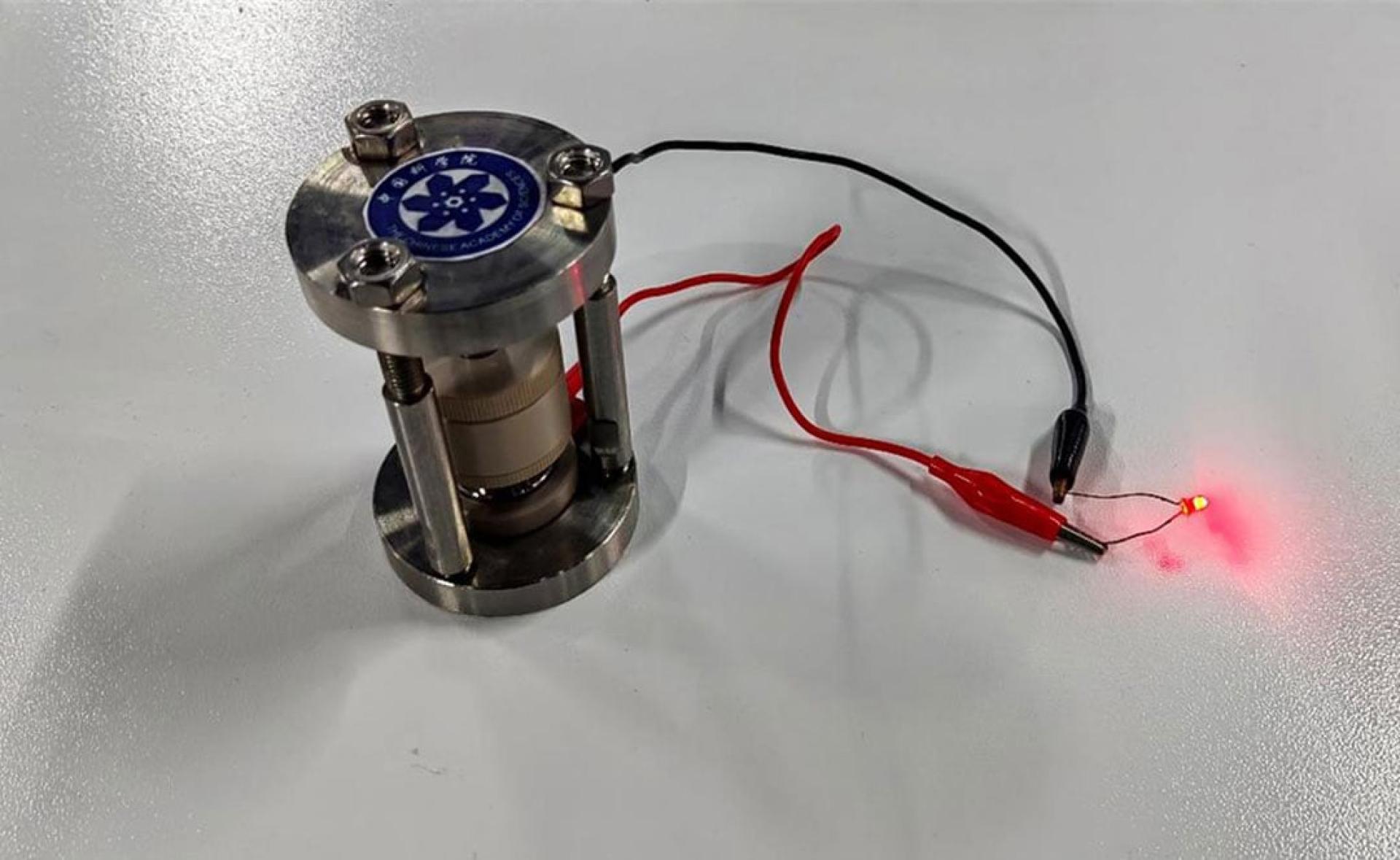中国科学团队成功研发的首个氢负离子原型电池。