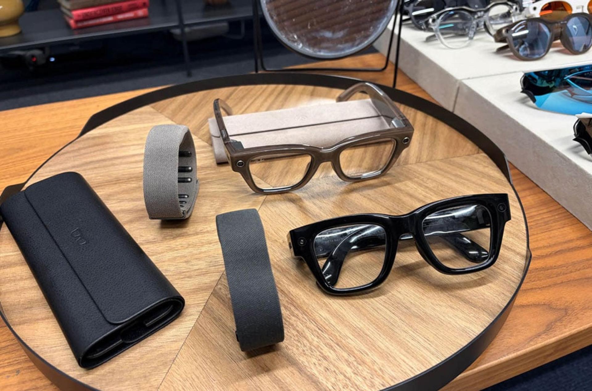 Meta首款内置屏幕的智能眼镜产品，名为Meta Ray-Ban Display。