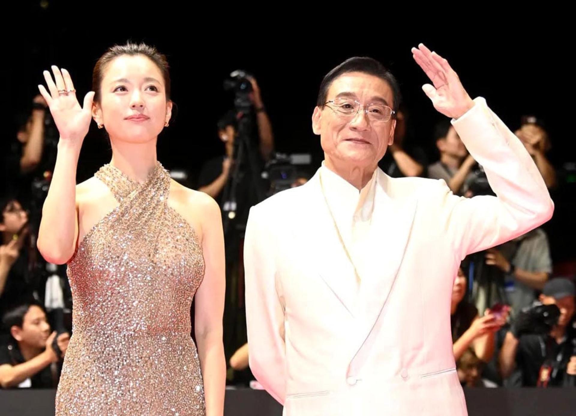 韩孝周（左）、梁家辉担任评审，一起走红毯。