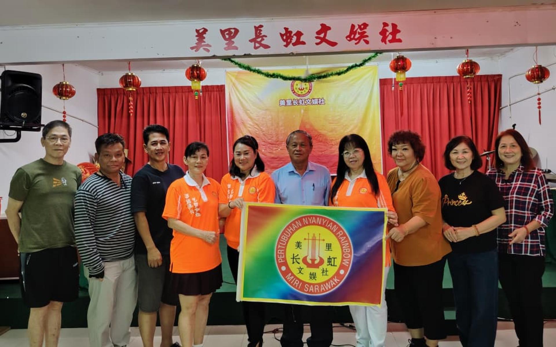 美里长虹文娱社顾问甲必丹严学忠（右5）为第27届全砂宿将歌赛授旗礼仪式。