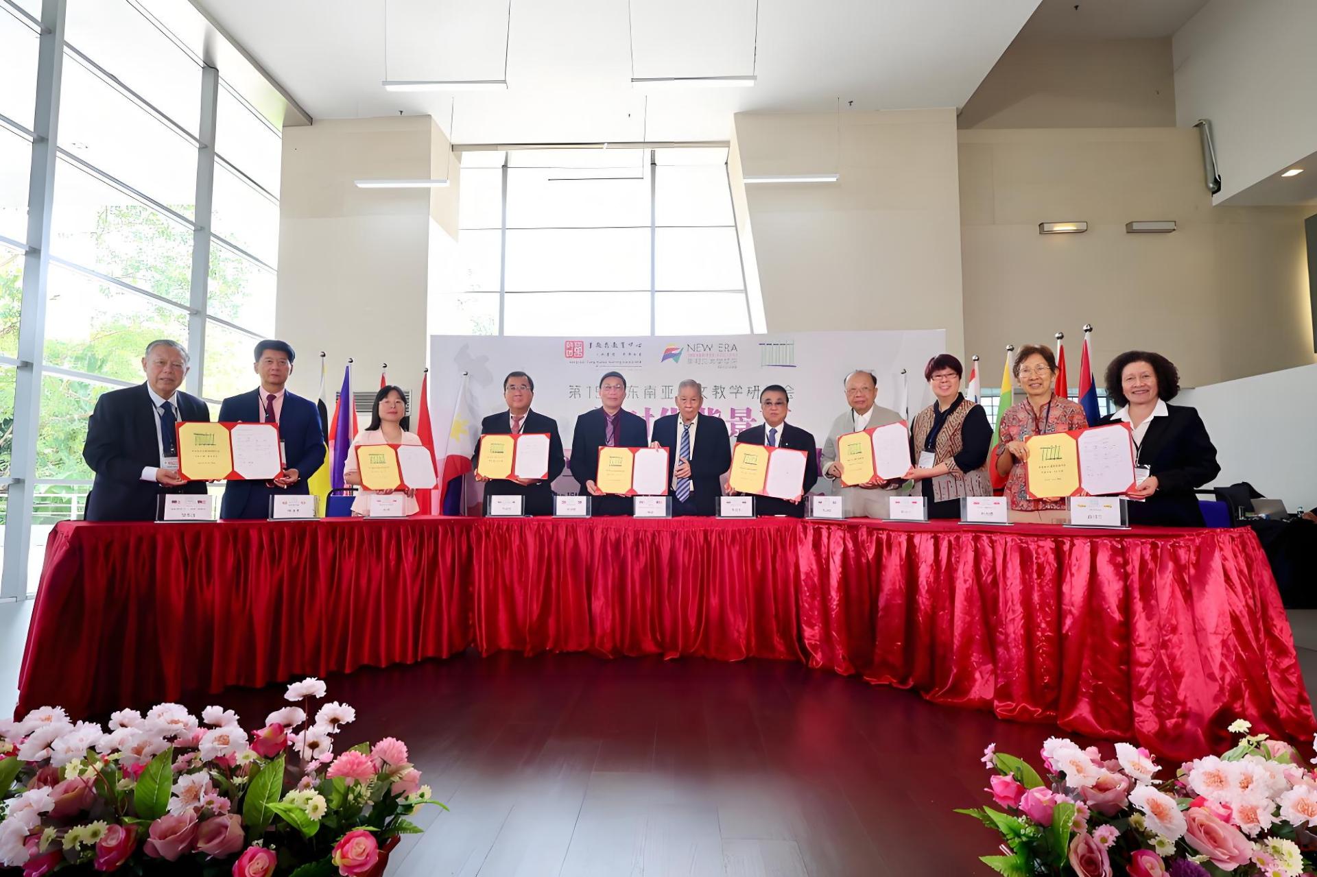 东南亚华文教育联盟理事会成员签署宣言。左起依次为新纪元董事部副主席邹寿汉、缅甸福庆学校董事长林文章、新加坡中学华文教师会秘书长孙莉、缅甸曼德勒福庆学校名誉校长李祖清、菲律宾华教中心主席黄端铭、董教总教育中心主席林裕、泰国华文民校协会主席黄迨光、泰国华文民校协会主席陈汉展、印尼雅加达智民学院陈玉兰、印尼华文教育联合总会郑洁珊、汶莱中华中学许月兰。