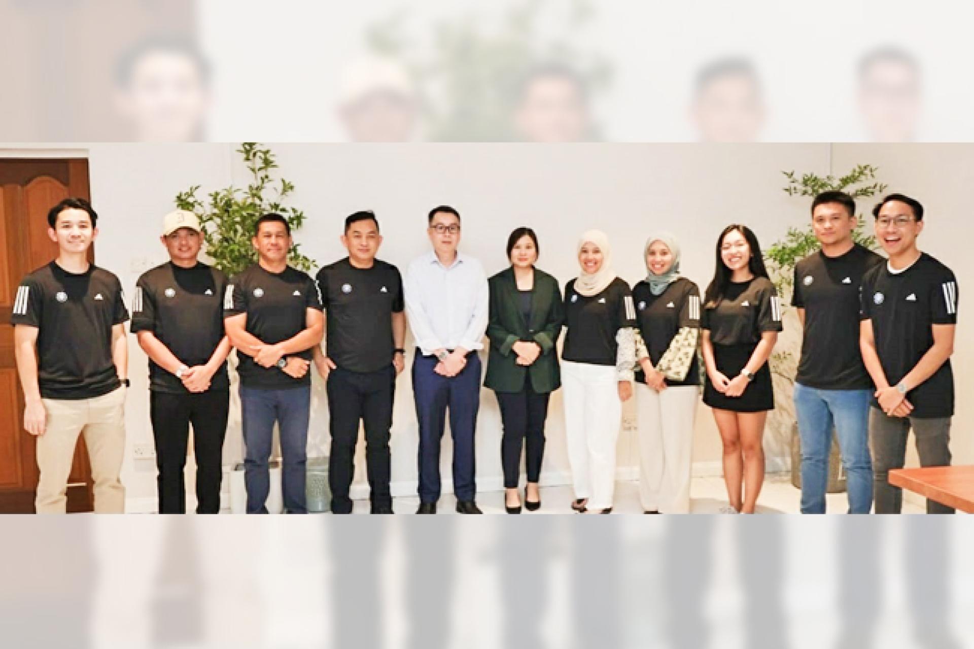 QAF Auto 私人有限公司总经理邱丽沙与出席者合影