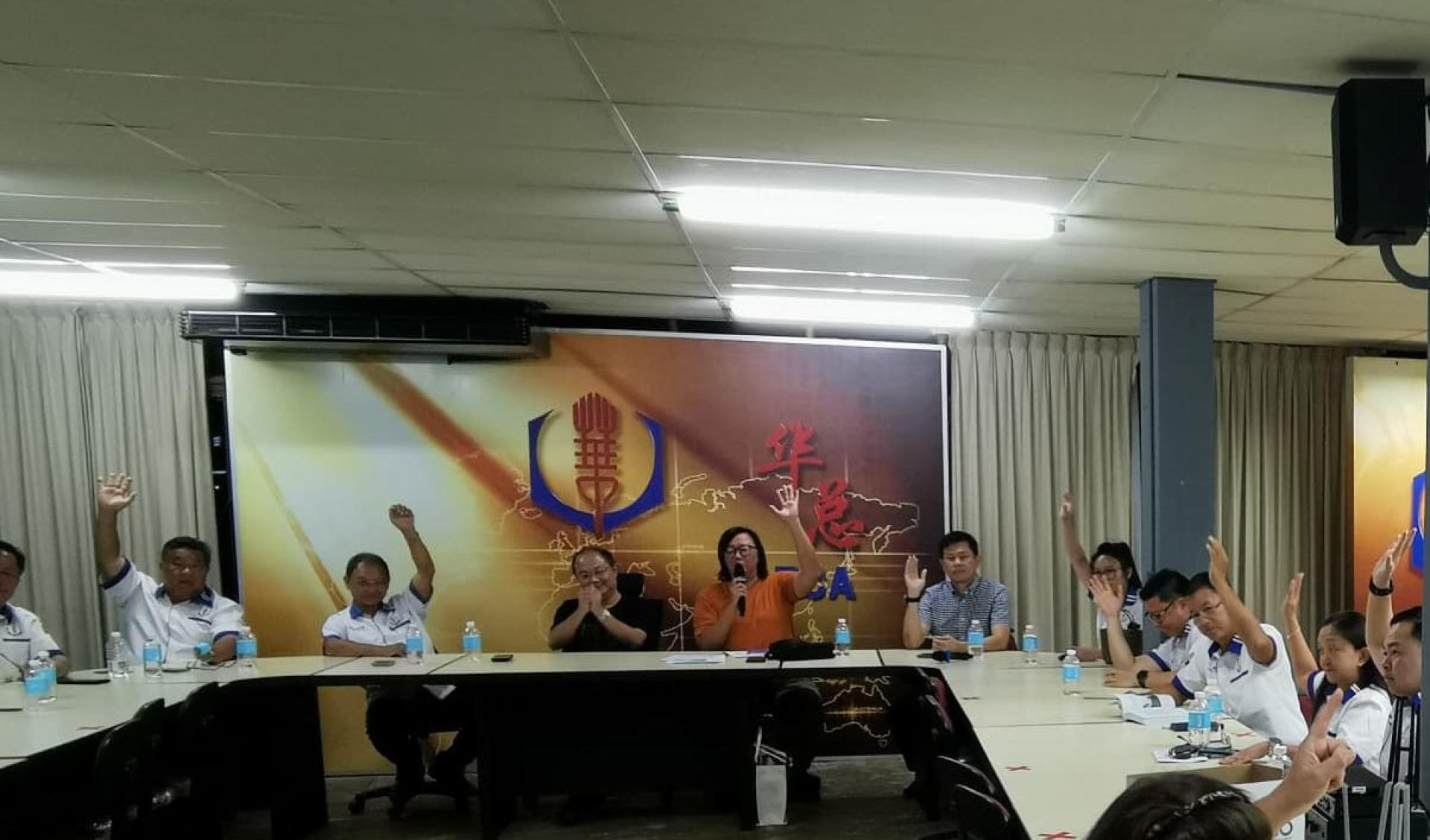 美里省华总理事举手通过，推荐拿督吴健平代表竞选砂华总总会长一职。