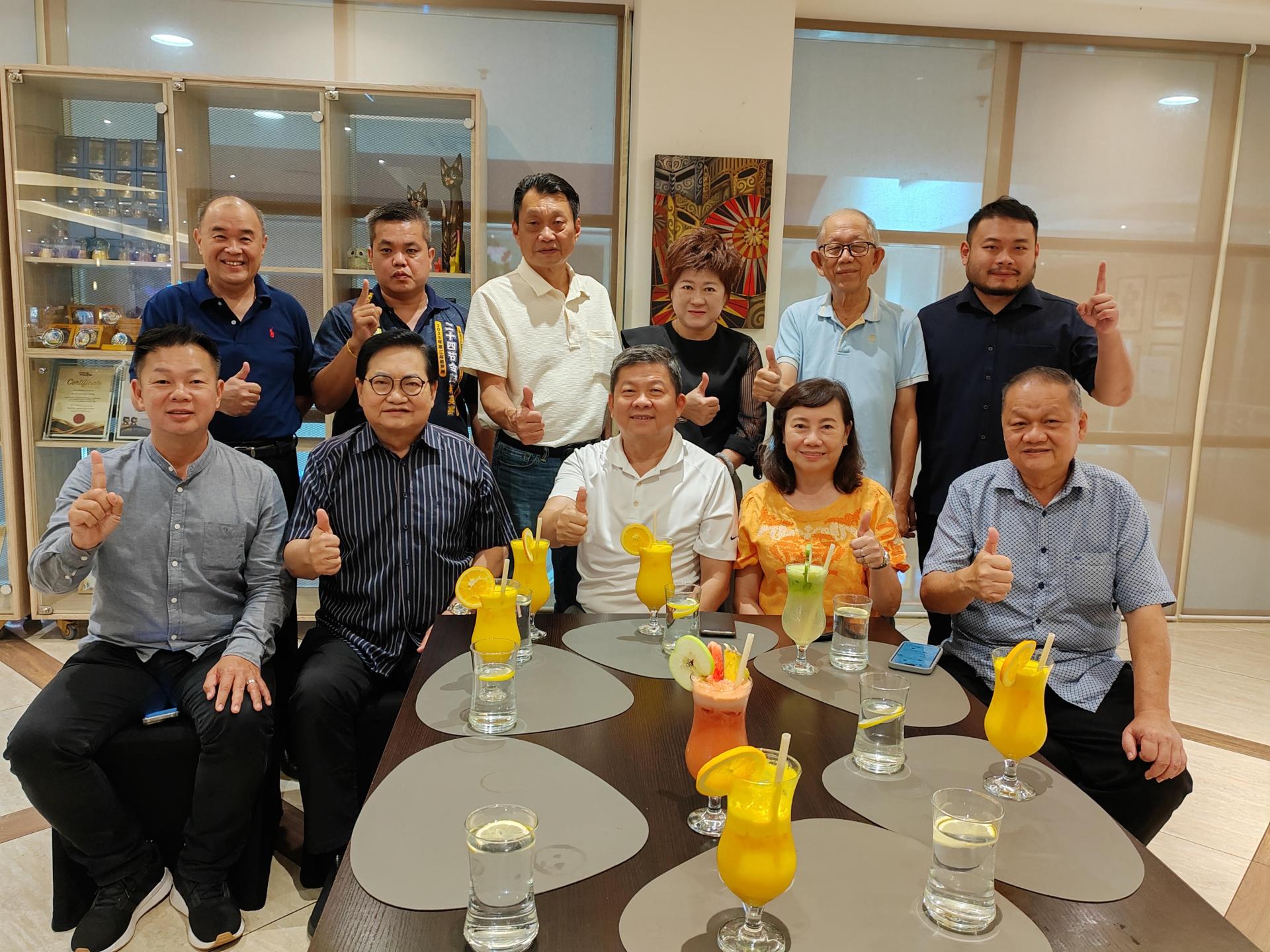 柔佛华总会长拿督林家全局绅（左3）今日率领团队莅临砂拉越，与斯木省华总会长拿督吴标生博士（左2）交流。