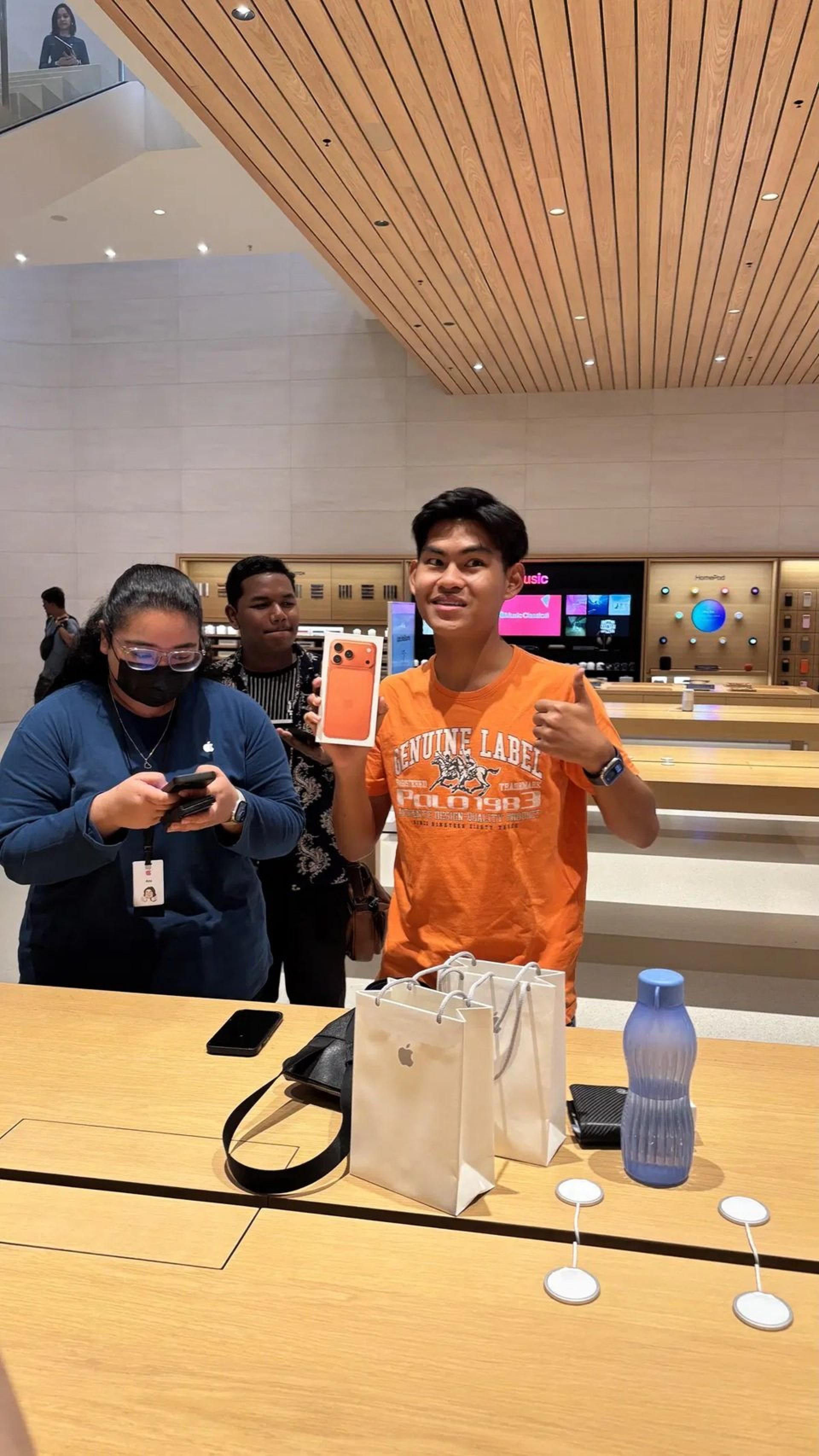 丹尼尔排在首位，成功购买Iphone17 Pro Max手机，引起热议。（取自WeirdKaya）