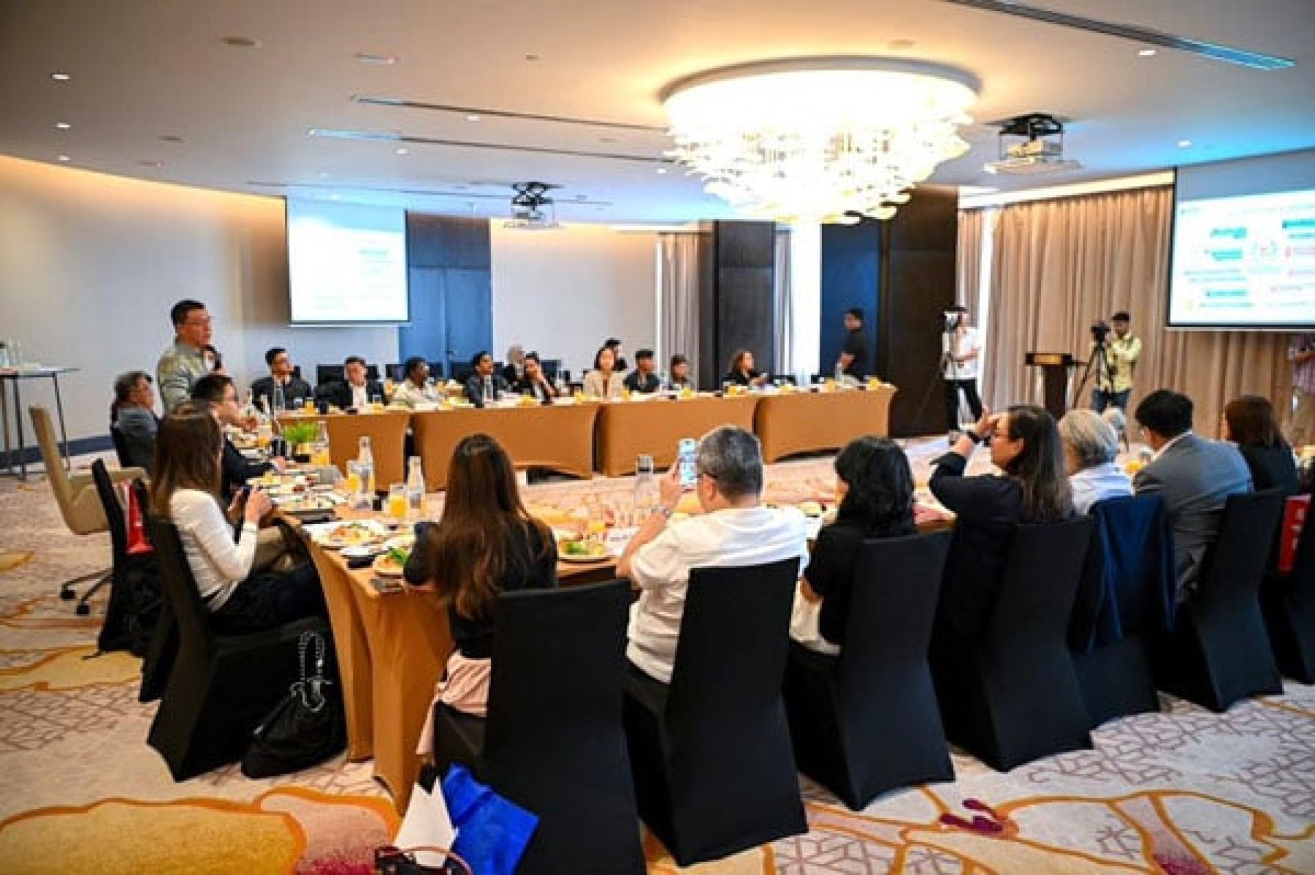 倪可敏（左边站者）与资深媒体人展开交流，涵盖政经文教等议题，气氛轻松愉快，各方皆获益良多。