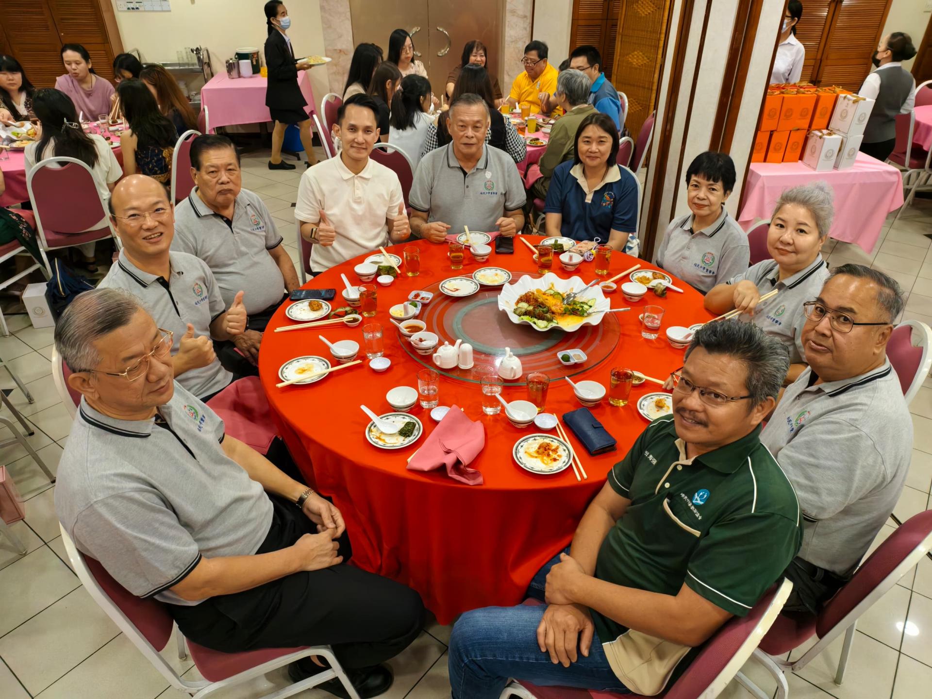培民中学2025年度教师节晚宴主桌嘉宾合影。左5起为董事长许为隆及校长贝美娇。