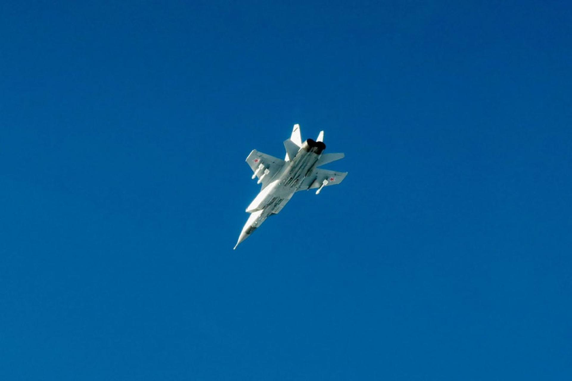 瑞典空军19日发布照片称，一架俄罗斯米格-31型战斗机在侵犯爱沙尼亚领空后飞越波罗的海上空。