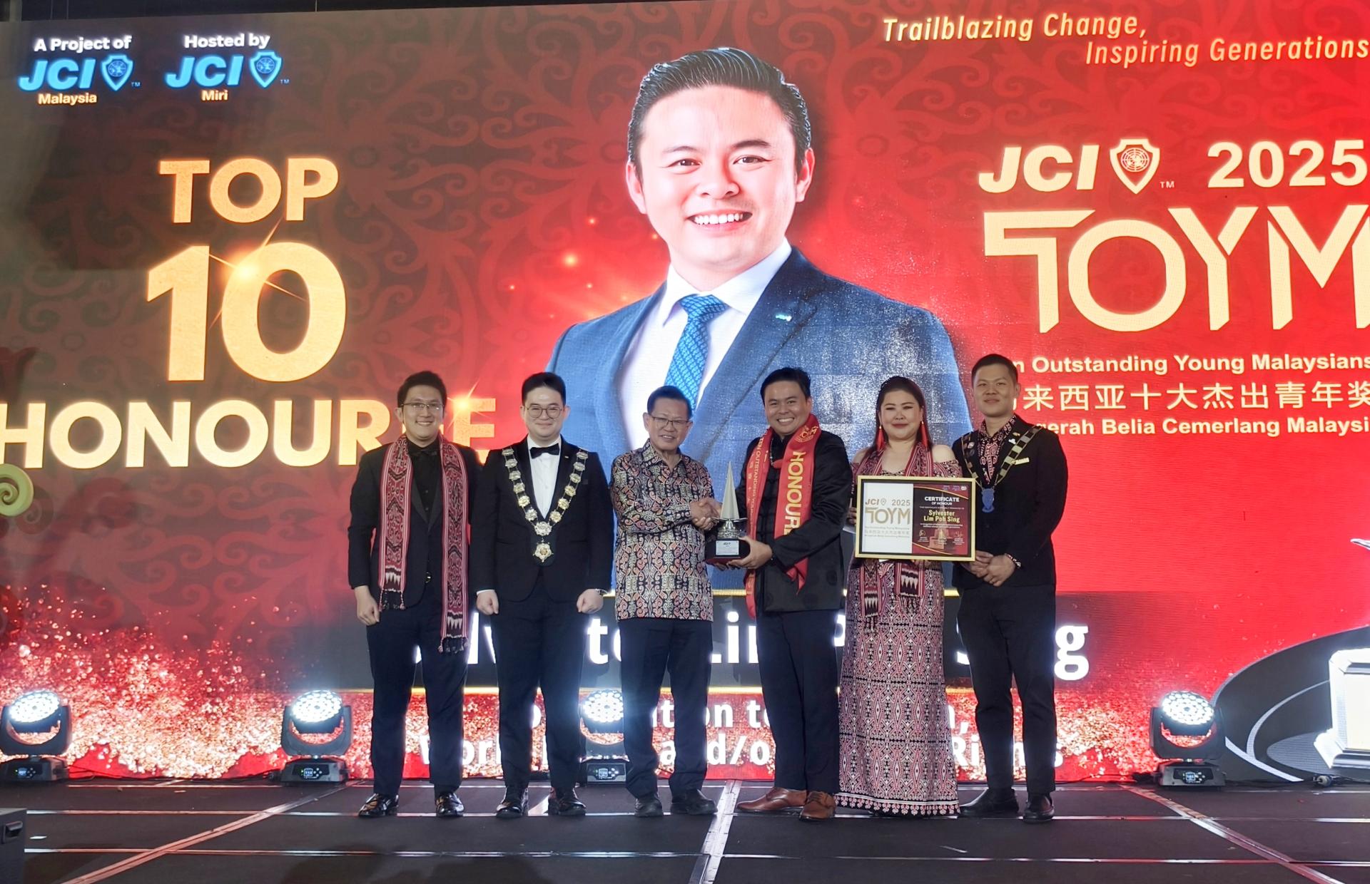 砂拉越交通部长拿督斯里李景胜（左3）颁发2025年度国际青商会（JCI）马来西亚十大杰出青年奖（TOYM）给来自美里的林保新。