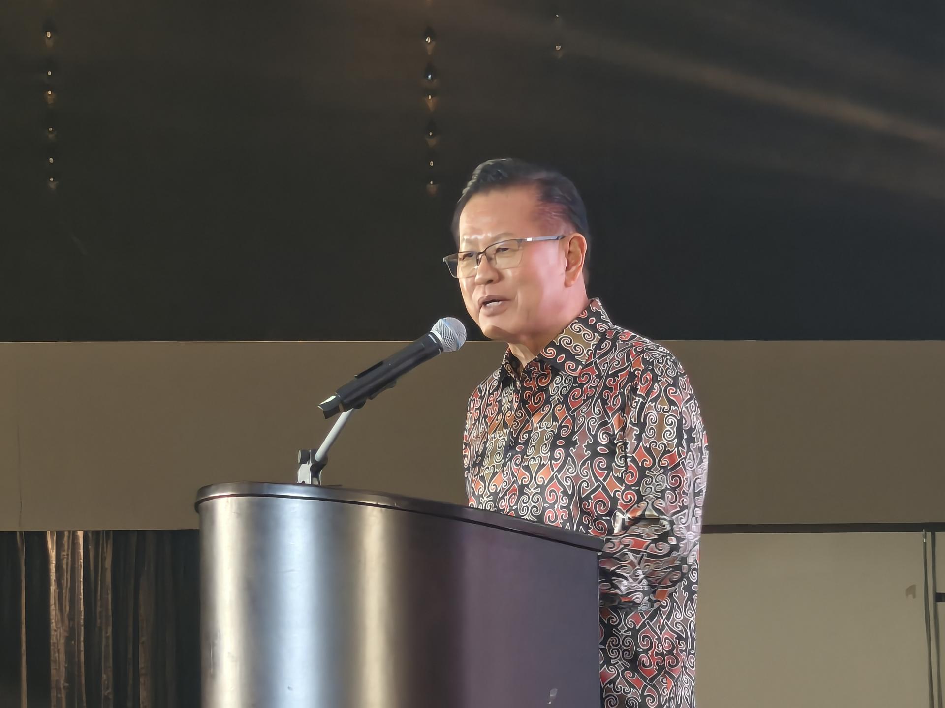 砂拉越交通部长拿督斯里李景胜致词。