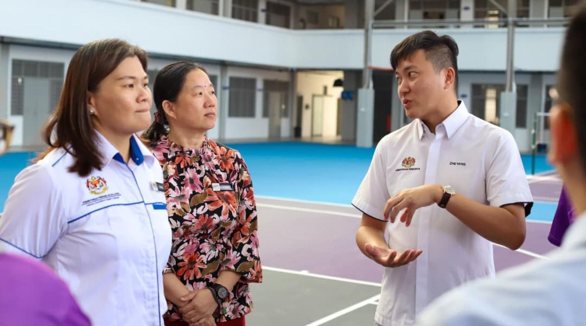 司徒哲阳（右）：持大学文凭的临教把握机会申请师范学院教育文凭课程。
