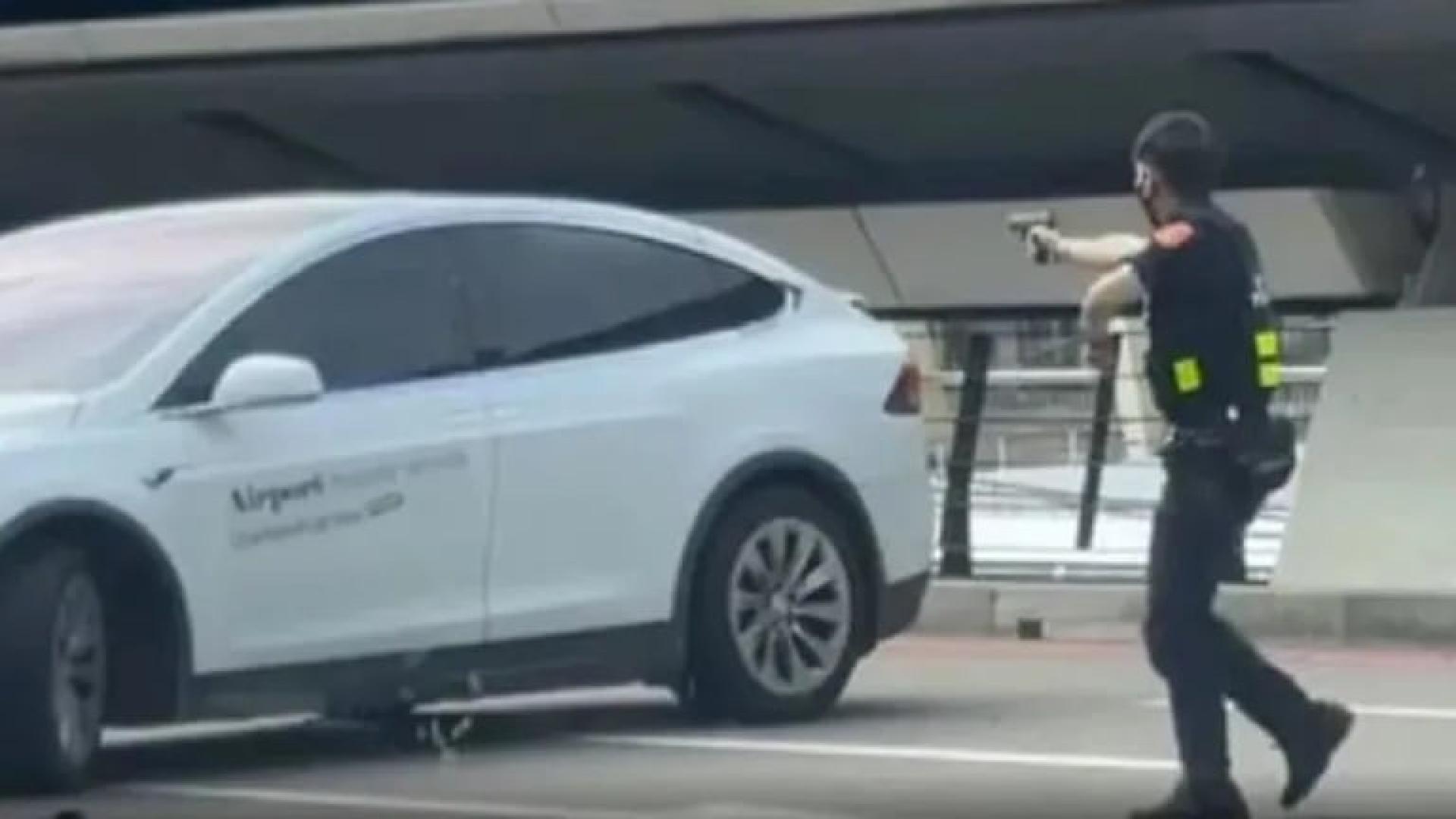 警员用枪警告司机，让司机下车自首。（取自Yahoo！新闻）