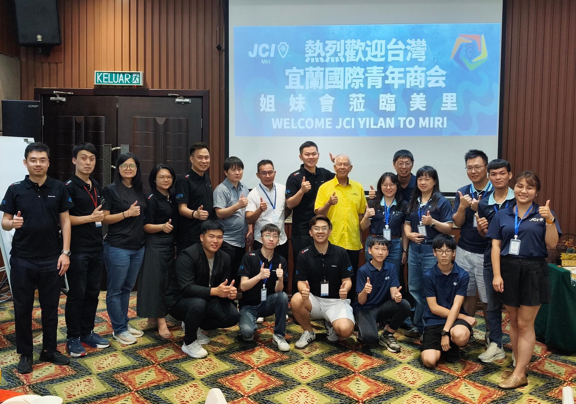 砂旅游部副部长拿督陈超耀（站者左9）与美里国际青年商会及台湾宜兰国际青年商会一行人合影。