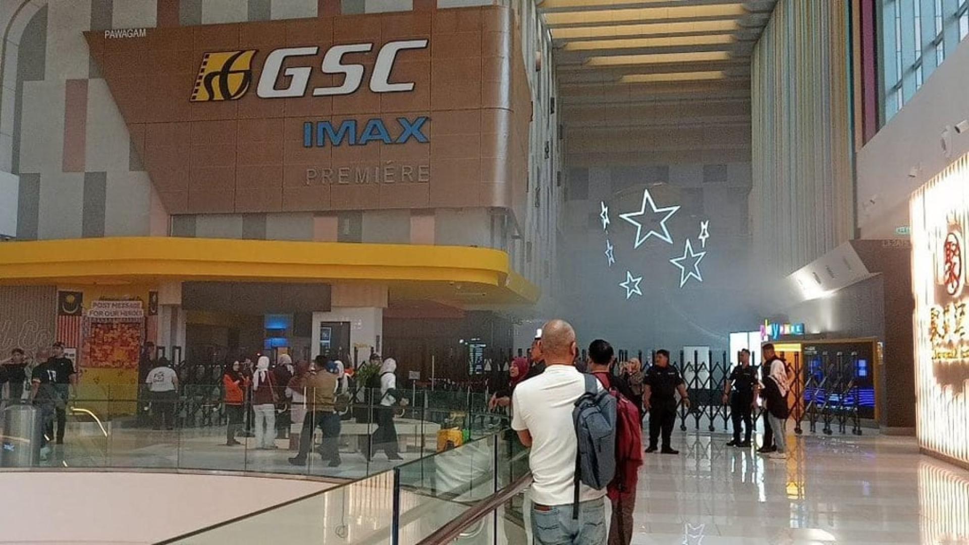 网传当局在GSC电影院起火后封锁现场的图片，现场也出现浓烟，也有民众驻足围观。