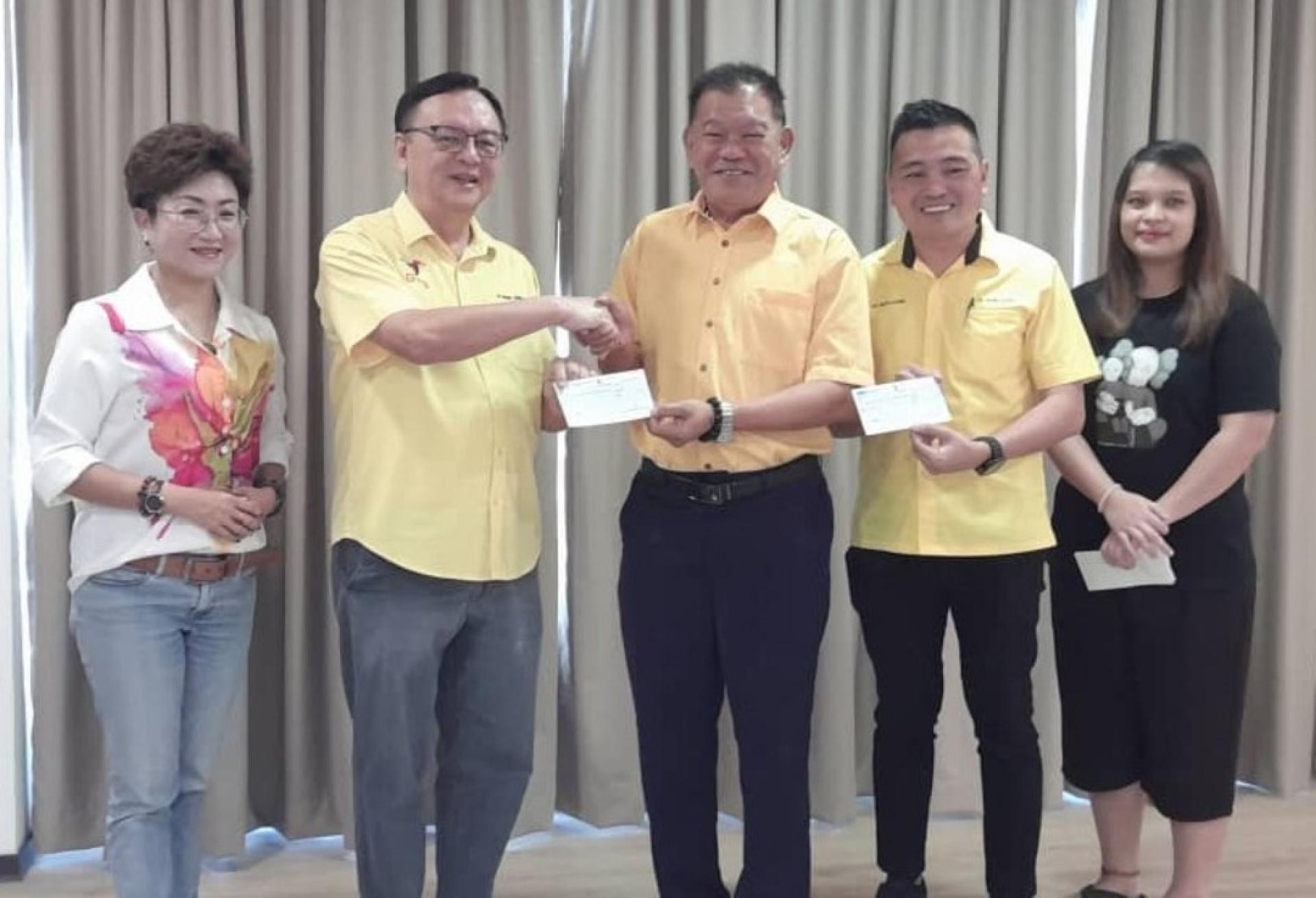 峇都吉当区立法议员拿督罗克强（左2）拨款予砂医总由会务顾问陈中兴（左3）接收。左为邓莉薲市议员；右为赖俐廷及庄育华市议员。