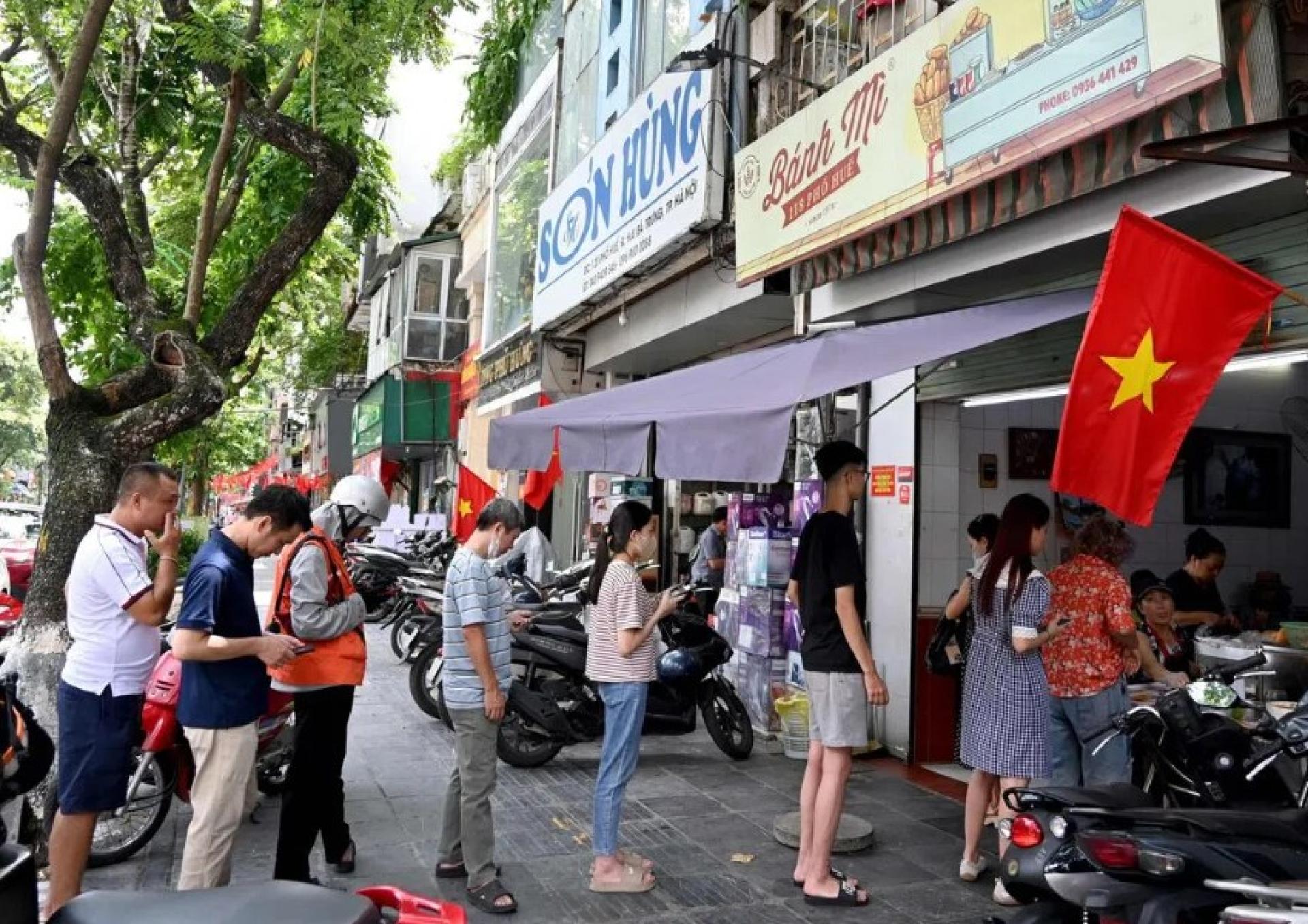 河内一家面包店外排起人龙。税务专家建议越南政府改革个人所得税最高税率，以避免中上收入阶层承受最高税率。