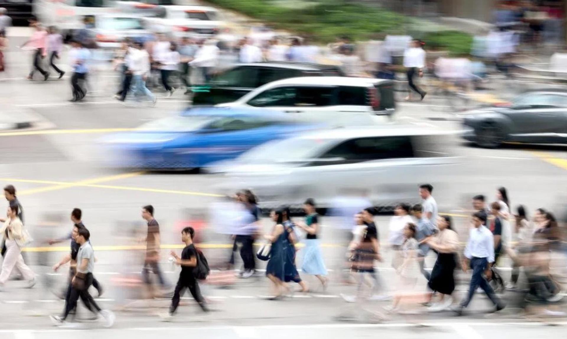 出现轻微急性呼吸道感染症状者（包括感染冠病或流感者），应留在家中直至症状消退。若在有症状时必须外出，应尽量减少社交接触，佩戴口罩，避免前往人多拥挤场所或探访体弱者。