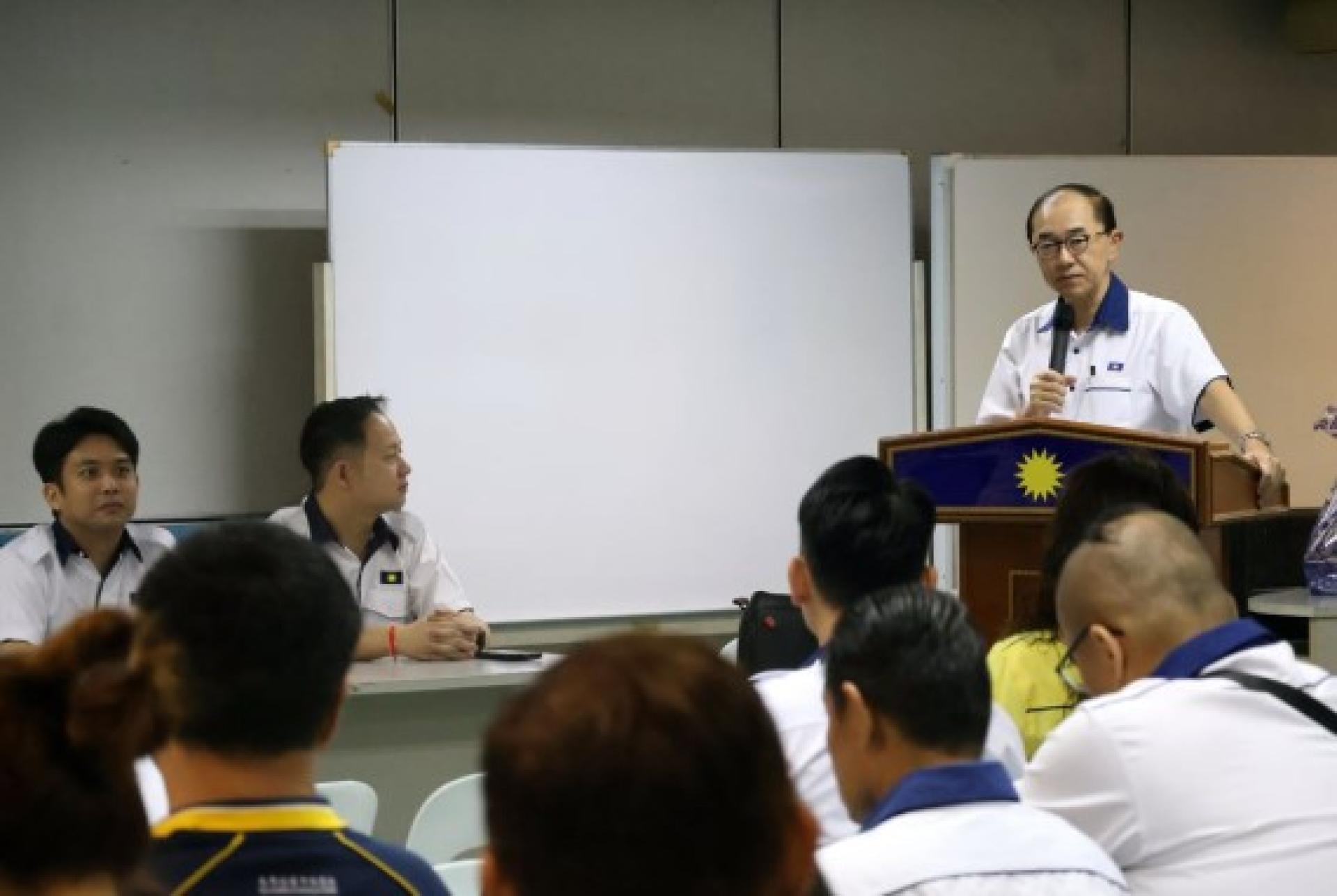 马汉顺（右）在霹雳州马青代表大会上致辞。