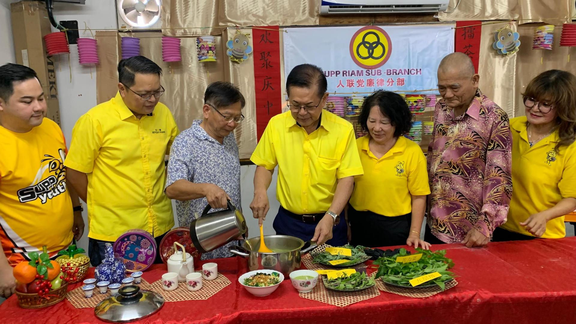 左3起为廉律分部主席郭建忠及砂拉越交通部长兼史纳汀支部主席拿督斯里李景胜一同主持弄倒擂茶仪式。