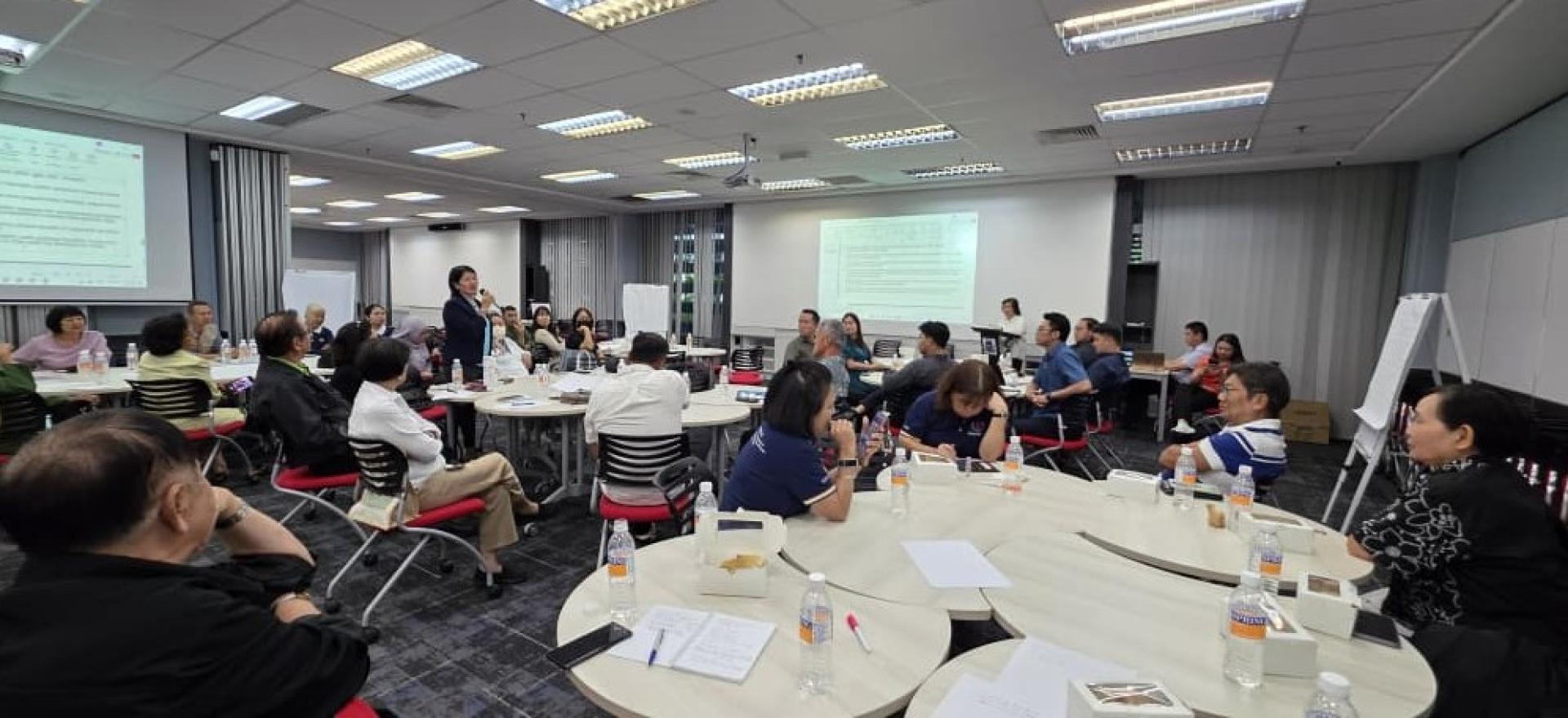 工作坊参与者交流意见，共同探讨如何应对2028年老龄化社会。