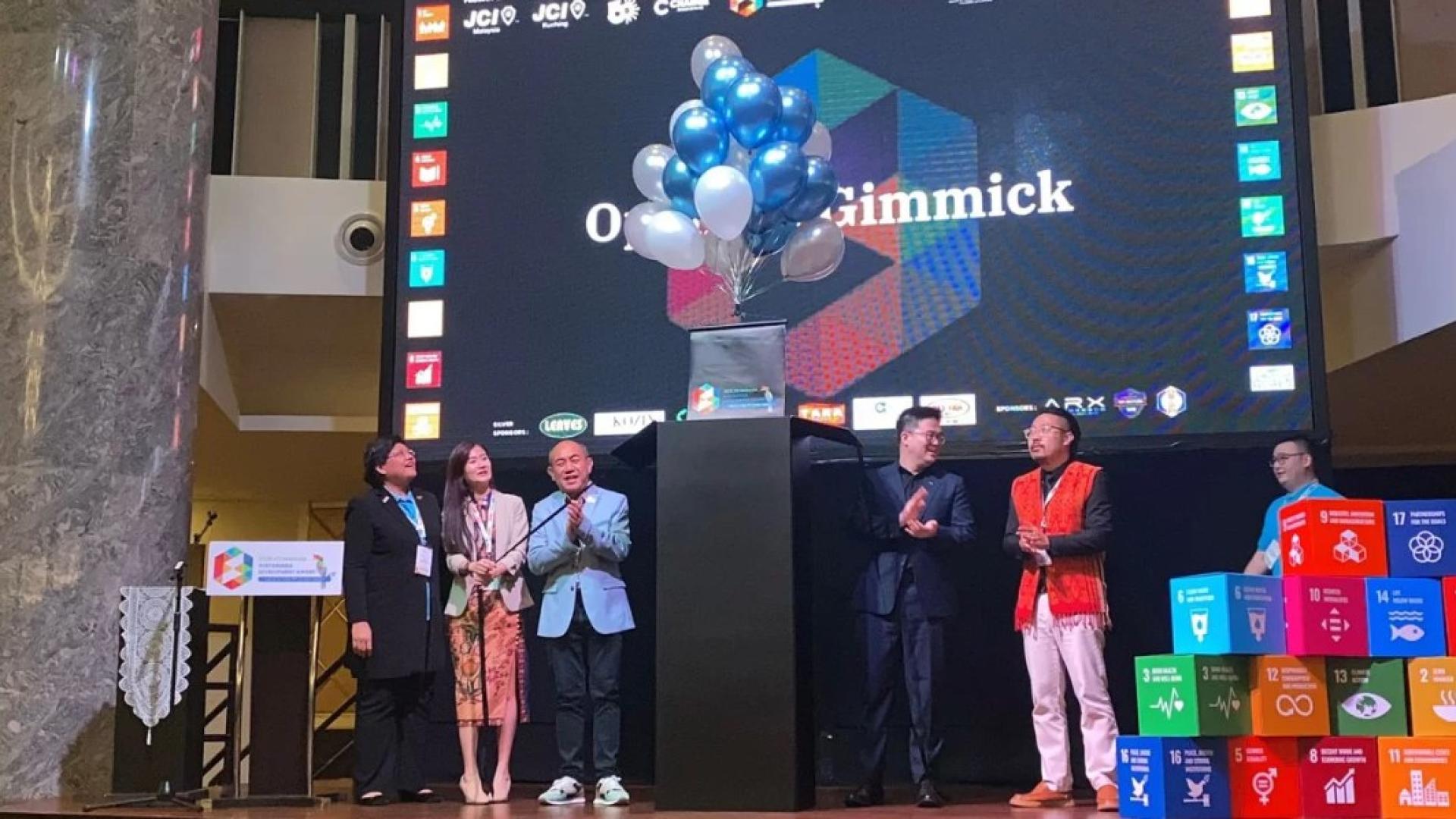 仁达（左3）主持2025年JCI马来西亚永续发展奖峰会开幕仪式。