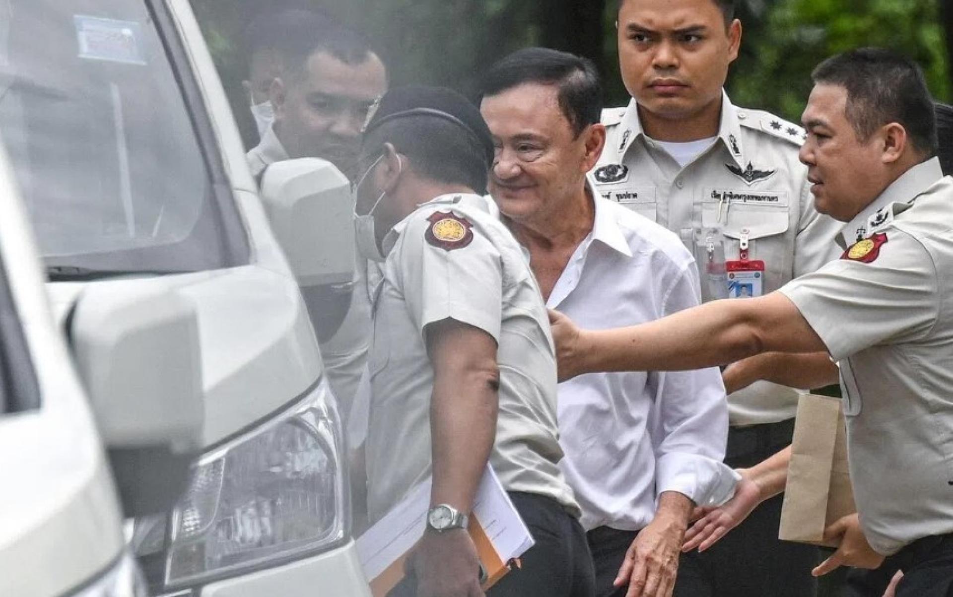 泰国最高法院9月9日判处前首相达信（中）须重新服刑一年，他当天就被警察押送到曼谷孔普雷监狱服刑。