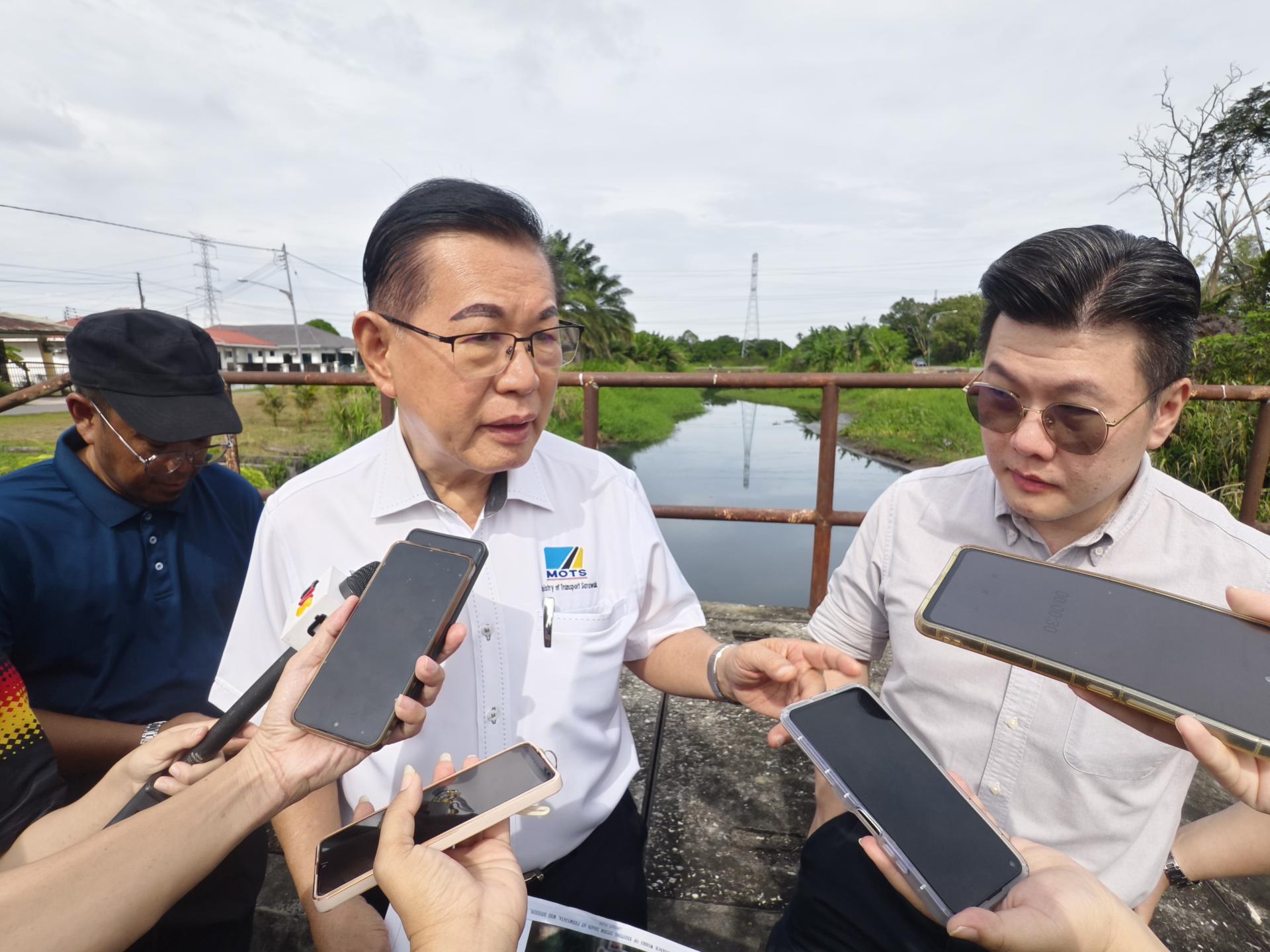 砂交通部长李景胜（中）巡视防洪工程时指出，排水系统必须落实周期性维护，避免水患重演。右为美里水利灌溉局局长曾俊运。