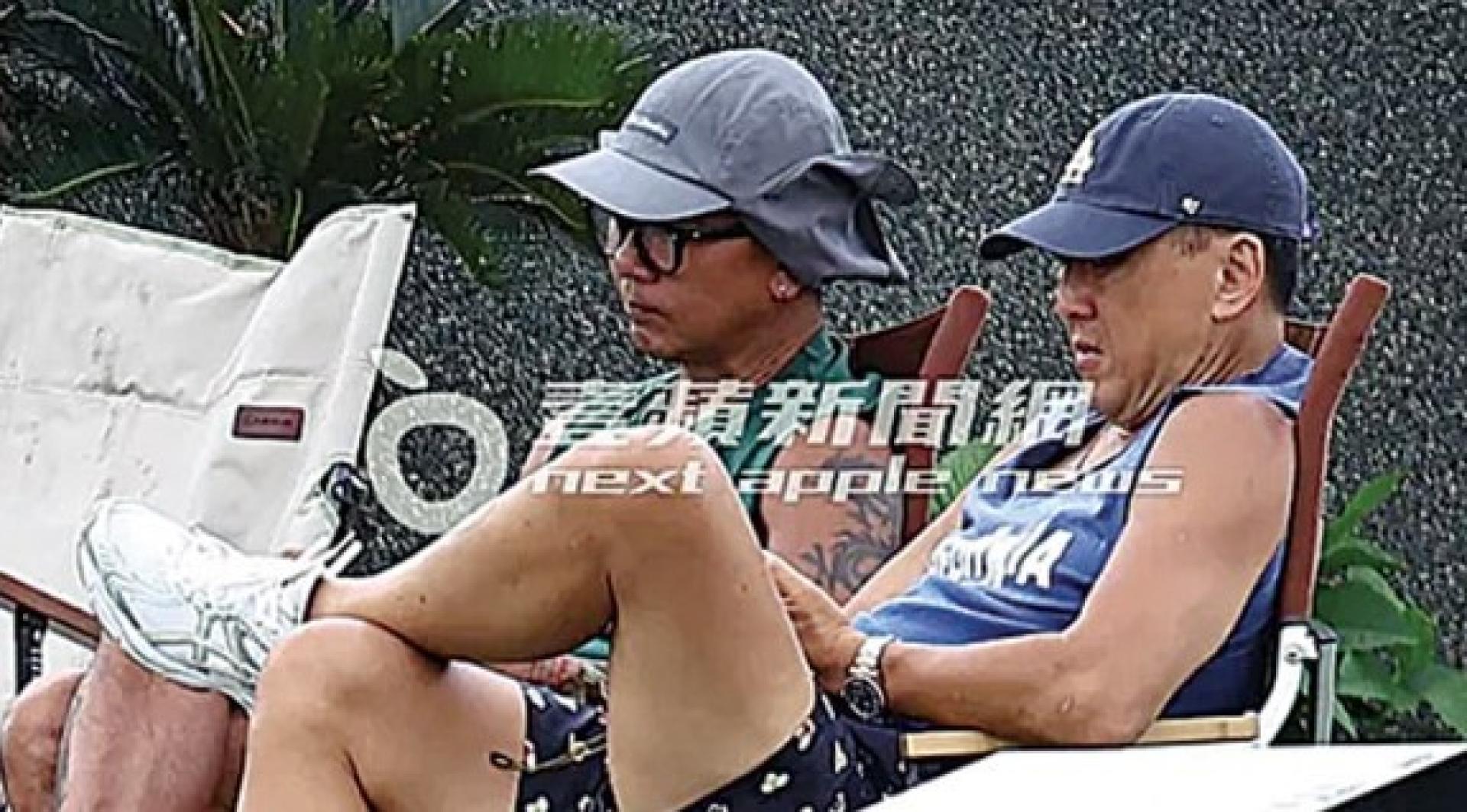 具俊晔（左）时常上山到大S墓前，看着两人合照画画，寻找纪念雕像的设计灵感。