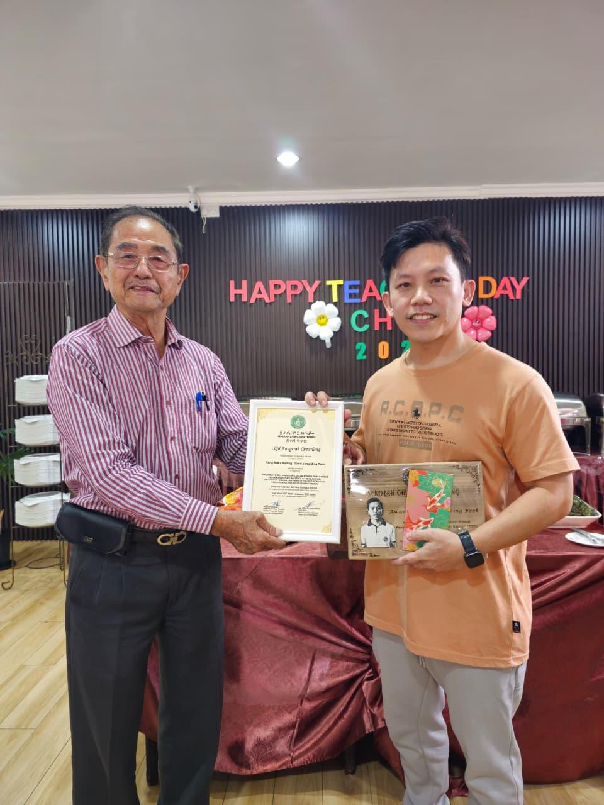董事长孙胜利颁发最佳教师奖与杨明福老师