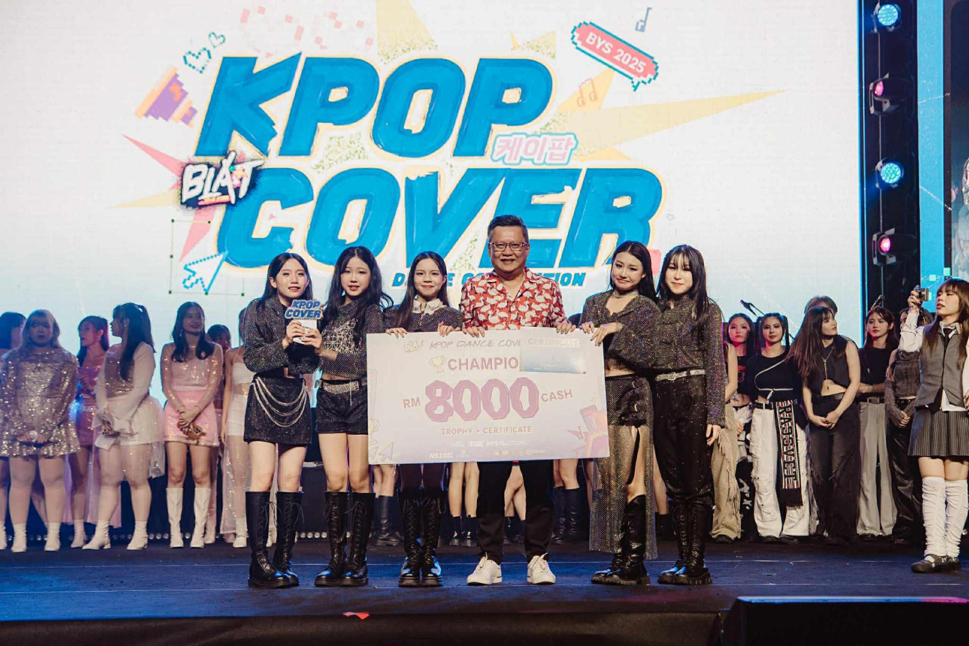 培中生黄于恩（右）、洪钰乔（左）与朋友组成Marshmallow团队，在全国性“Blast Your Stage”（KPOP翻跳大赛）夺冠。