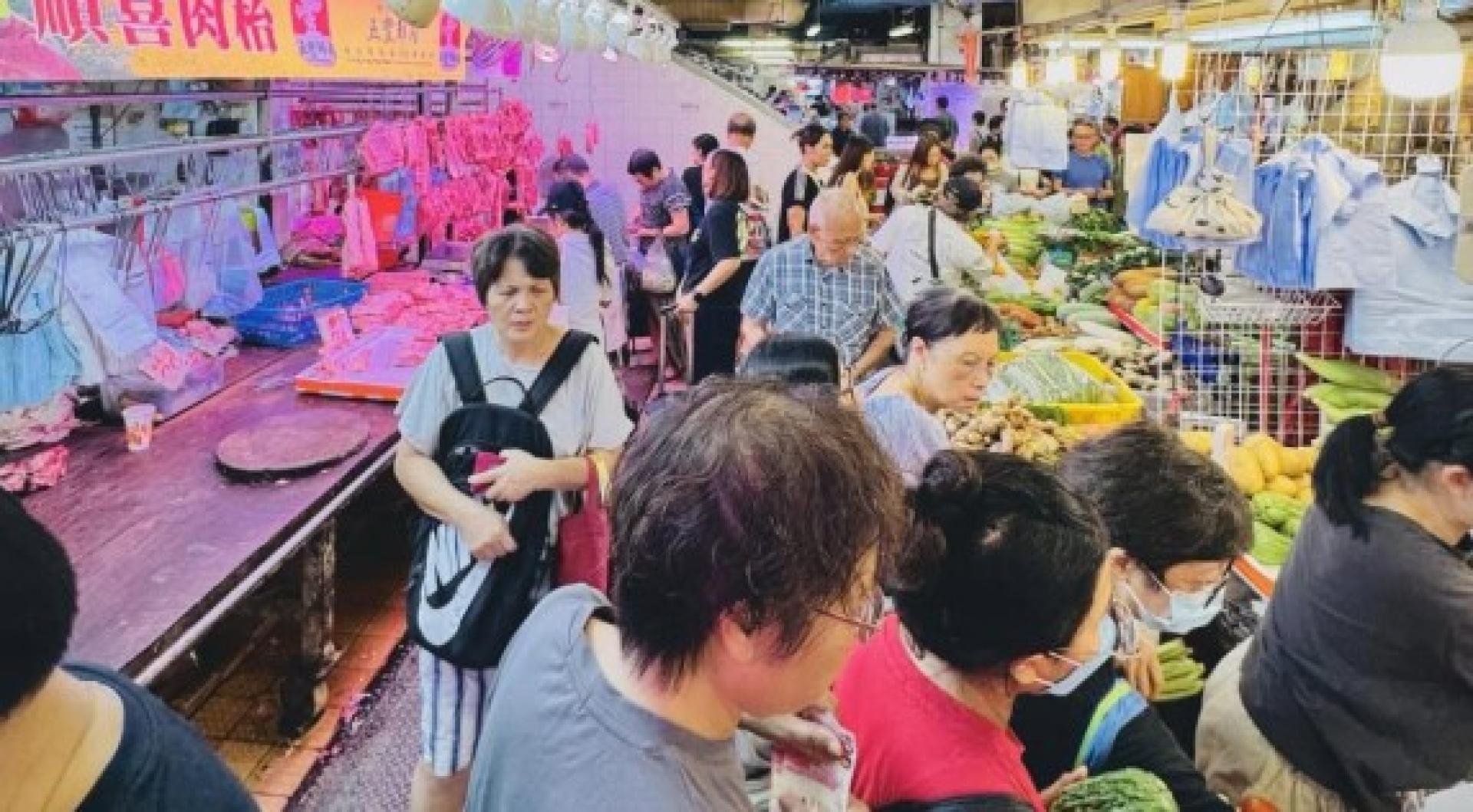 网民在社交平台分享超市出现的情况。