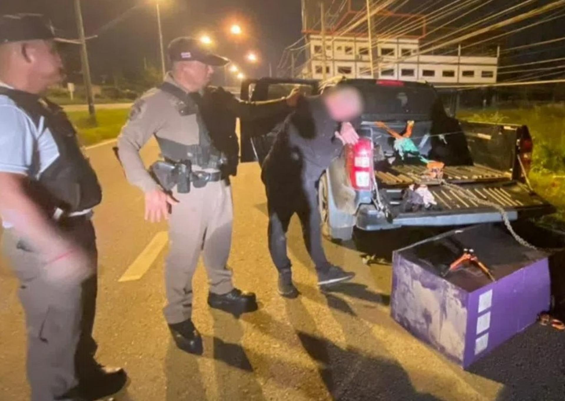 调查人员指出，嫌疑人库夫拉先使用手推车和皮卡车将ATM机从银行的固定框架中撬出，然后企图拖回家中。