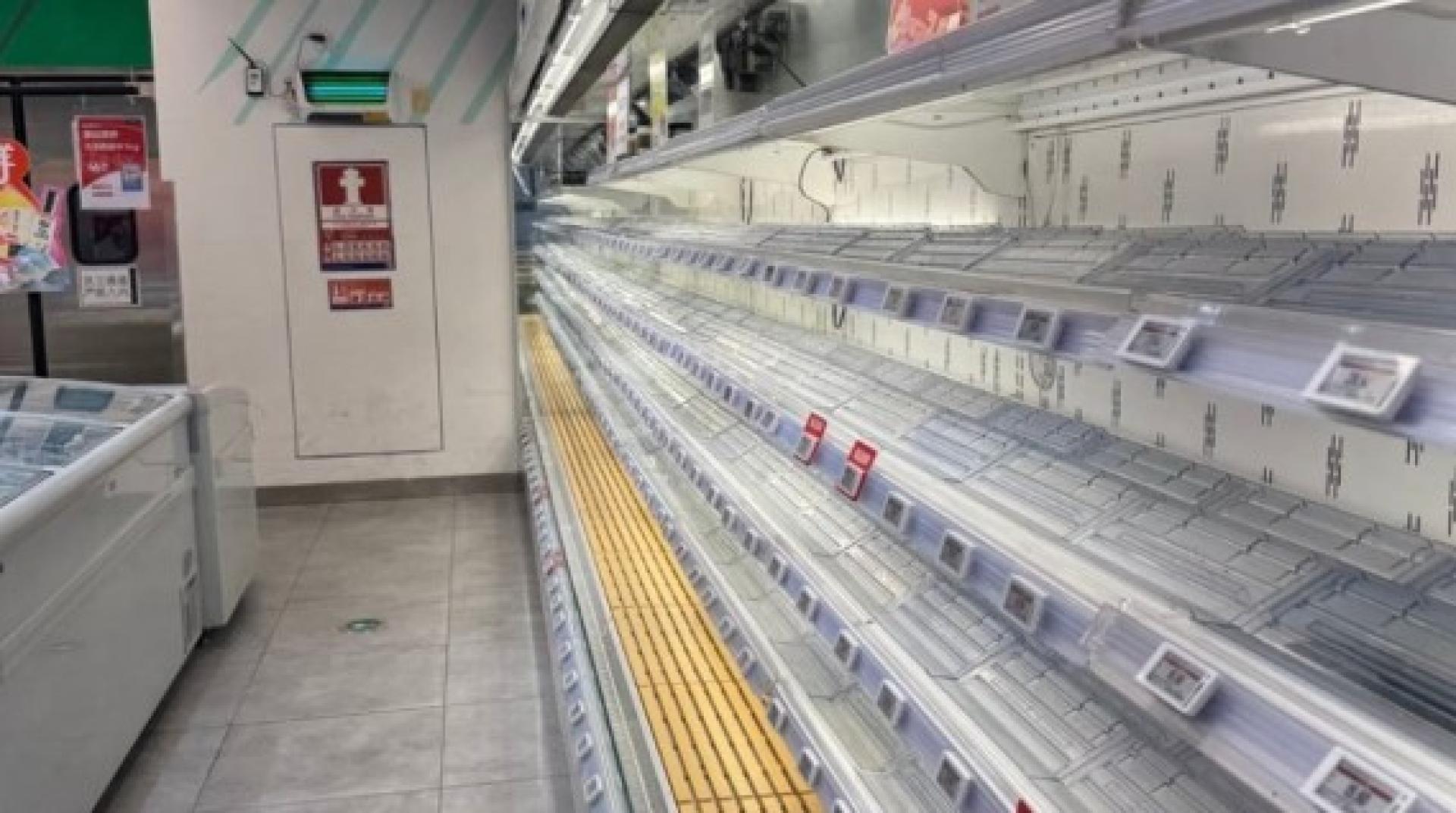 深圳当局呼吁民众储备3日物资，因此当地超市货架上的物品大多被市民抢购一空。