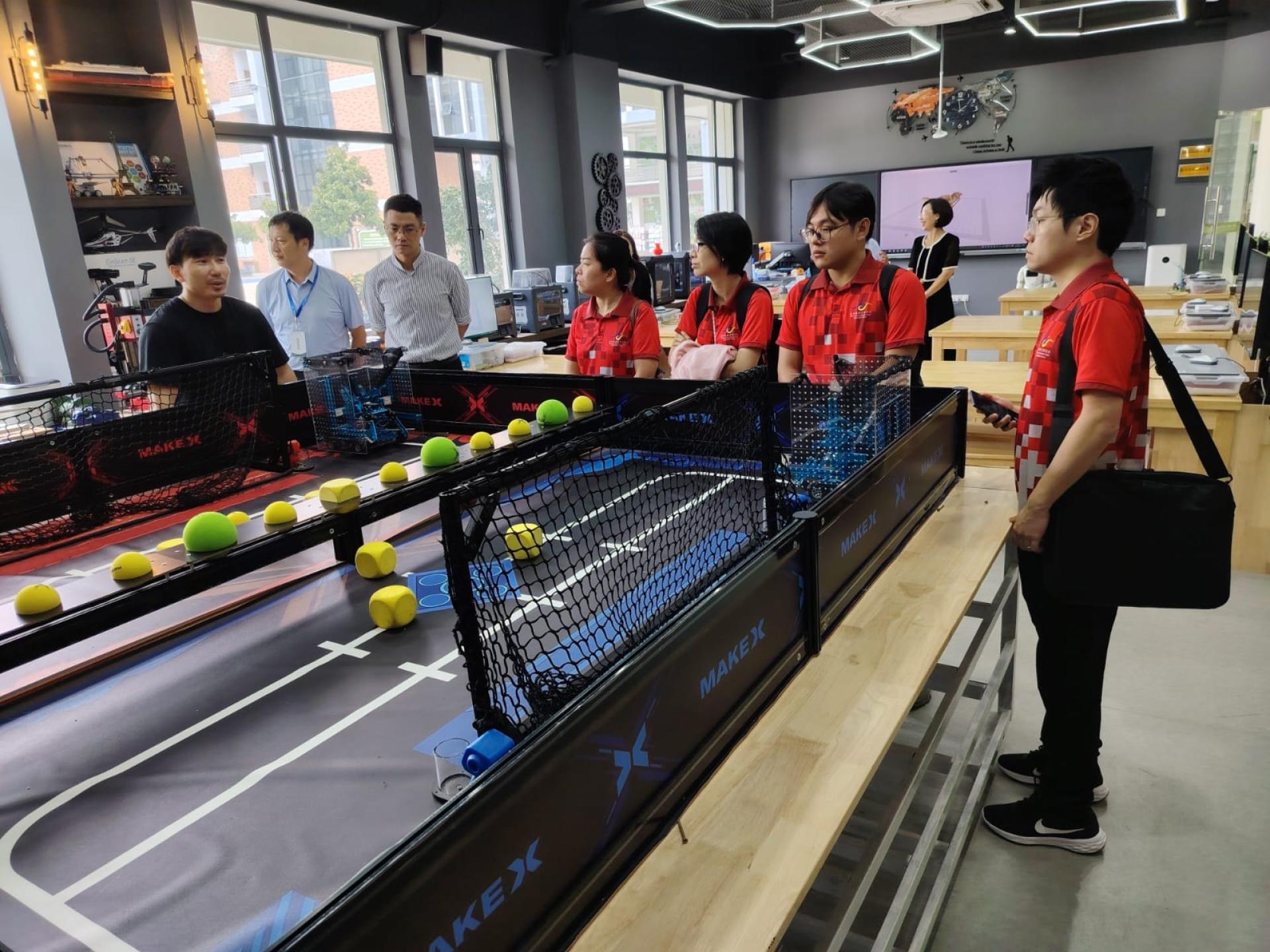 汶中代表团在雨花外国语小学创客室参观。