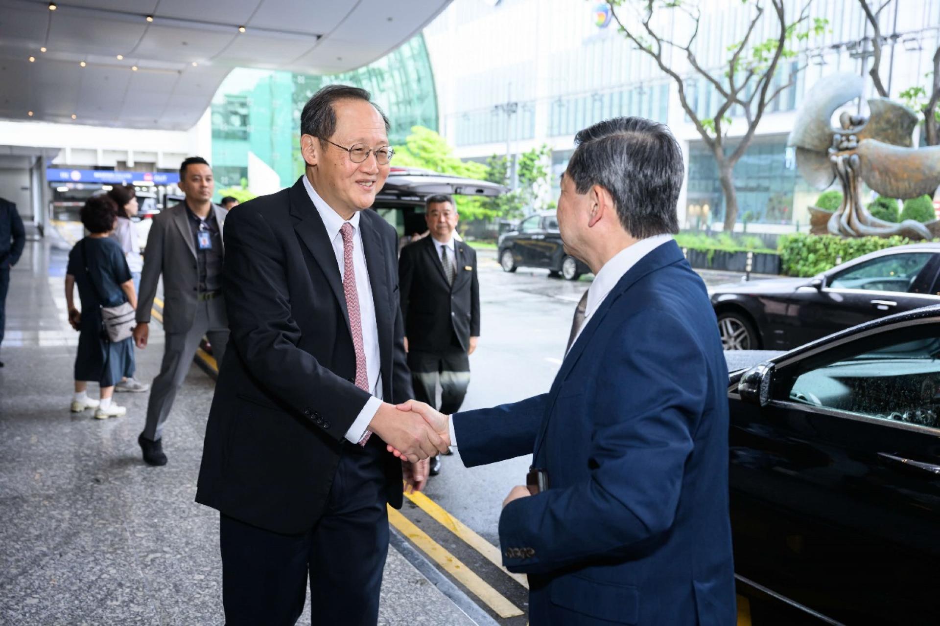 新加坡人力部长兼贸工部能源与科技部长陈诗龙迎接汶莱首相署部长兼第二财政与经济部长拿督刘光明