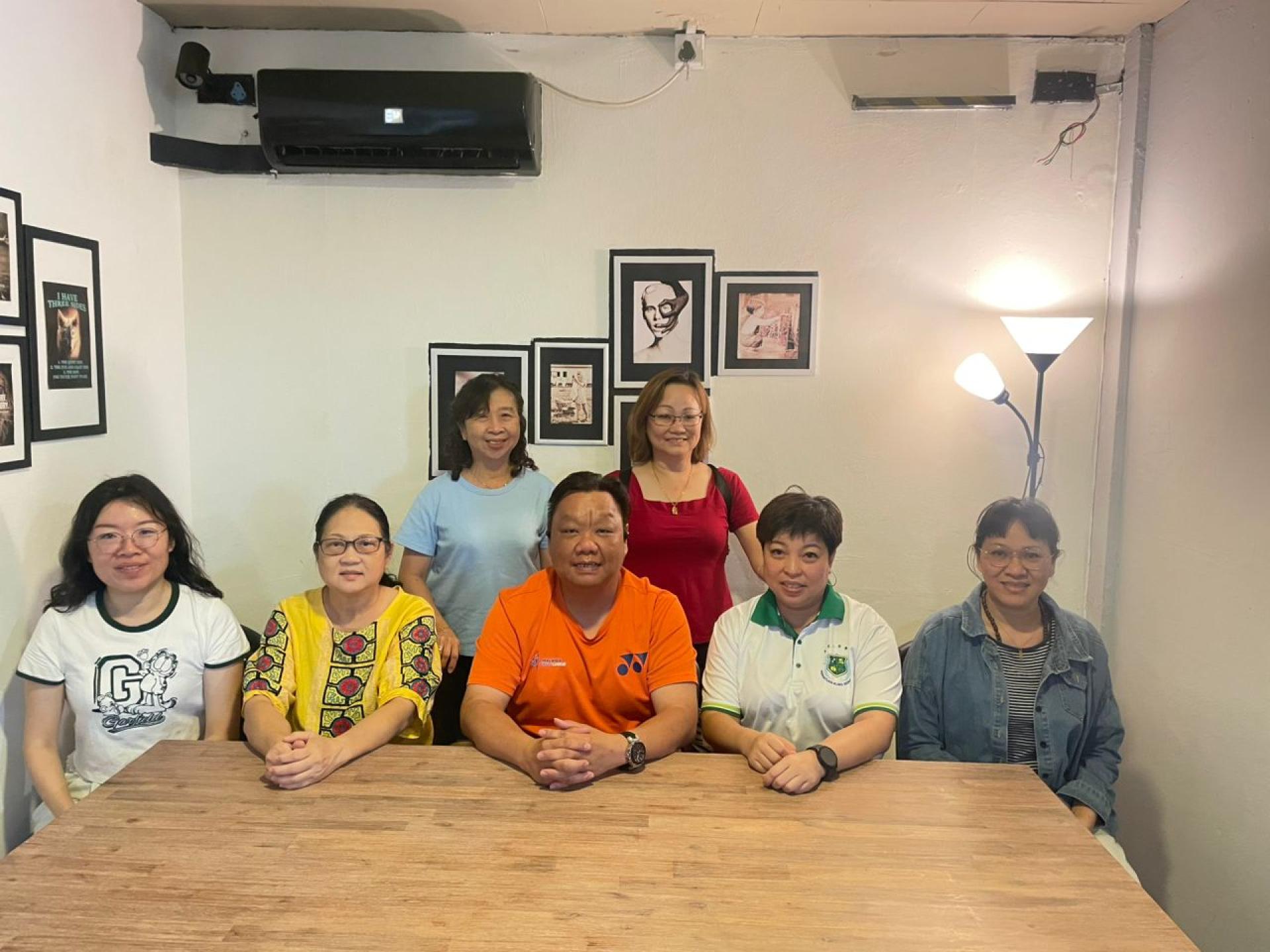 美里工商会馆青年团10月11日举办中秋联欢晚会颁发会员子女学优奖励金，即日起接受申请。图为筹备会成员合影。