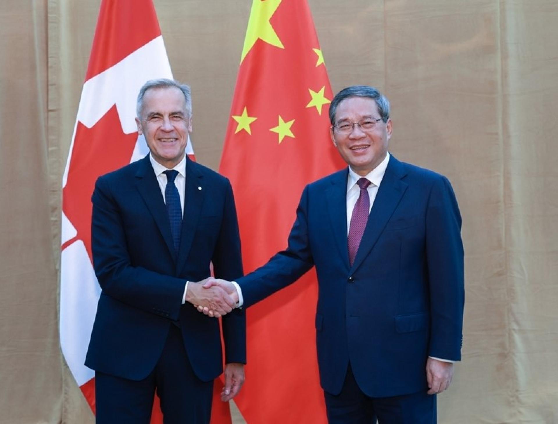当地时间9月23日，中国国务院总理李强在纽约会见加拿大总理卡尼。