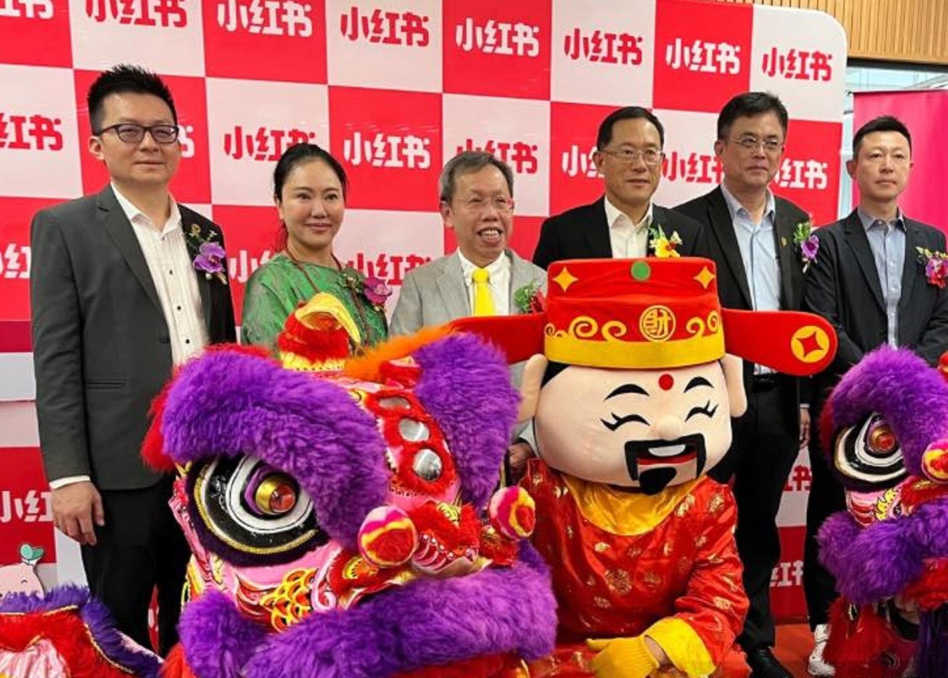 拿督阿玛沈桂贤（左3）出席芒果媒体（婆罗洲）有限公司成立仪式上合影。