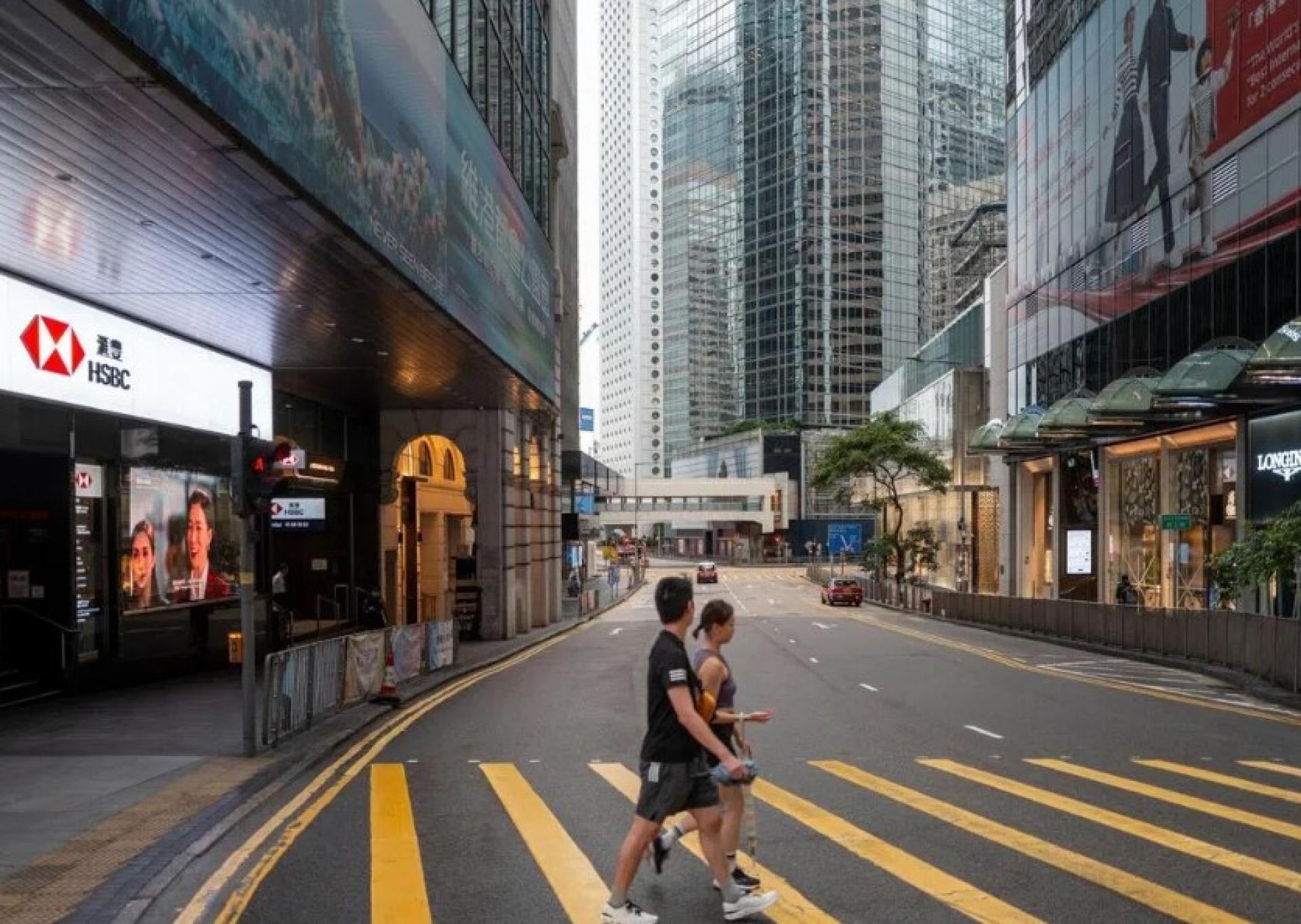 最强台风逼近，星期二（9月23日）的香港中环街道十分冷清。