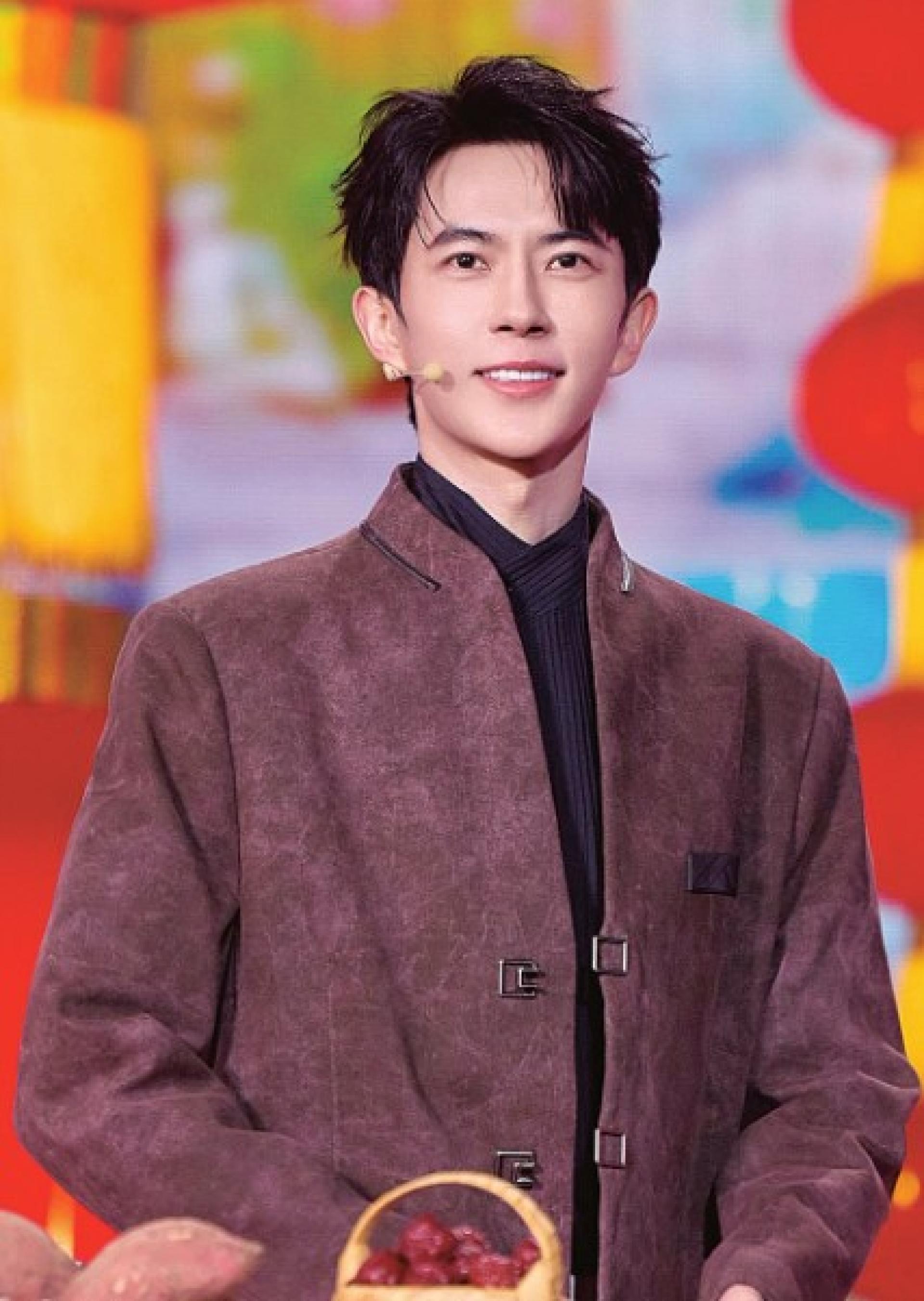 于朦胧因死因成谜在网络上掀起热烈讨论。